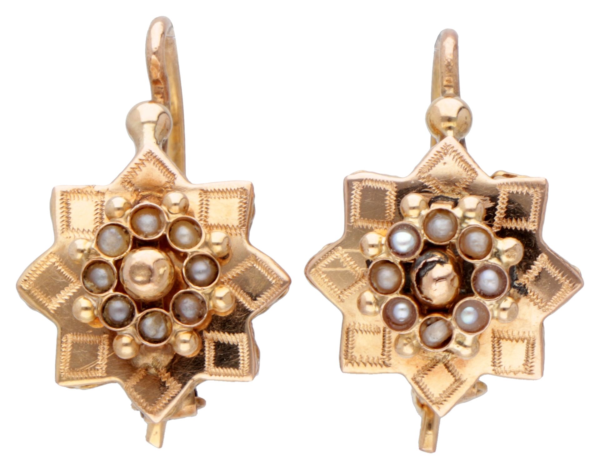 18K. Rose gold antique earrings set with seed pearls. LxB: 1,8 x 1,1 cm. Gewicht&hellip;
