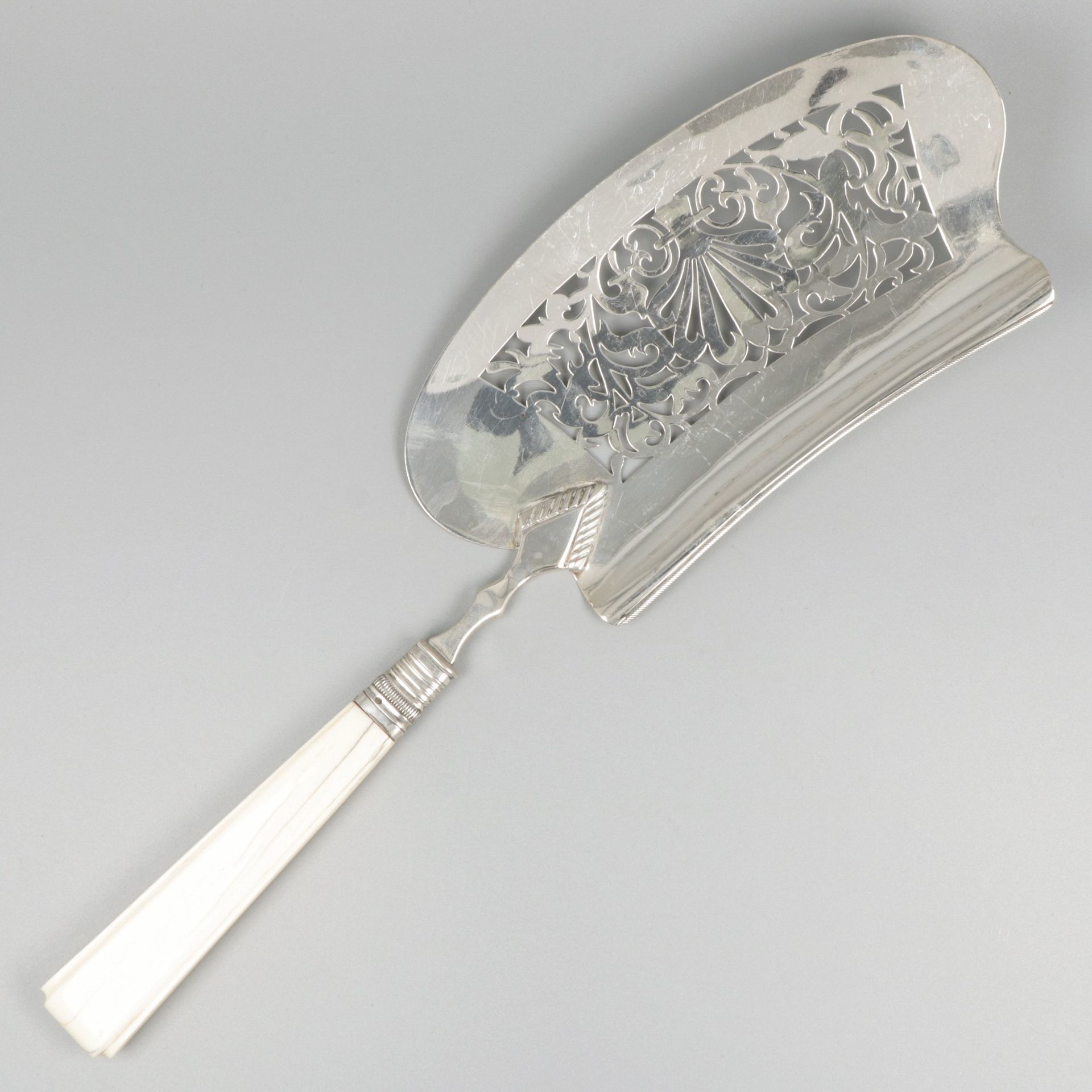 Fish server silver. 美丽的大型模型，有象牙手柄和镂空的切片。荷兰，阿姆斯特丹，Pieter Lodewijk Uriot，1843年，印记：&hellip;