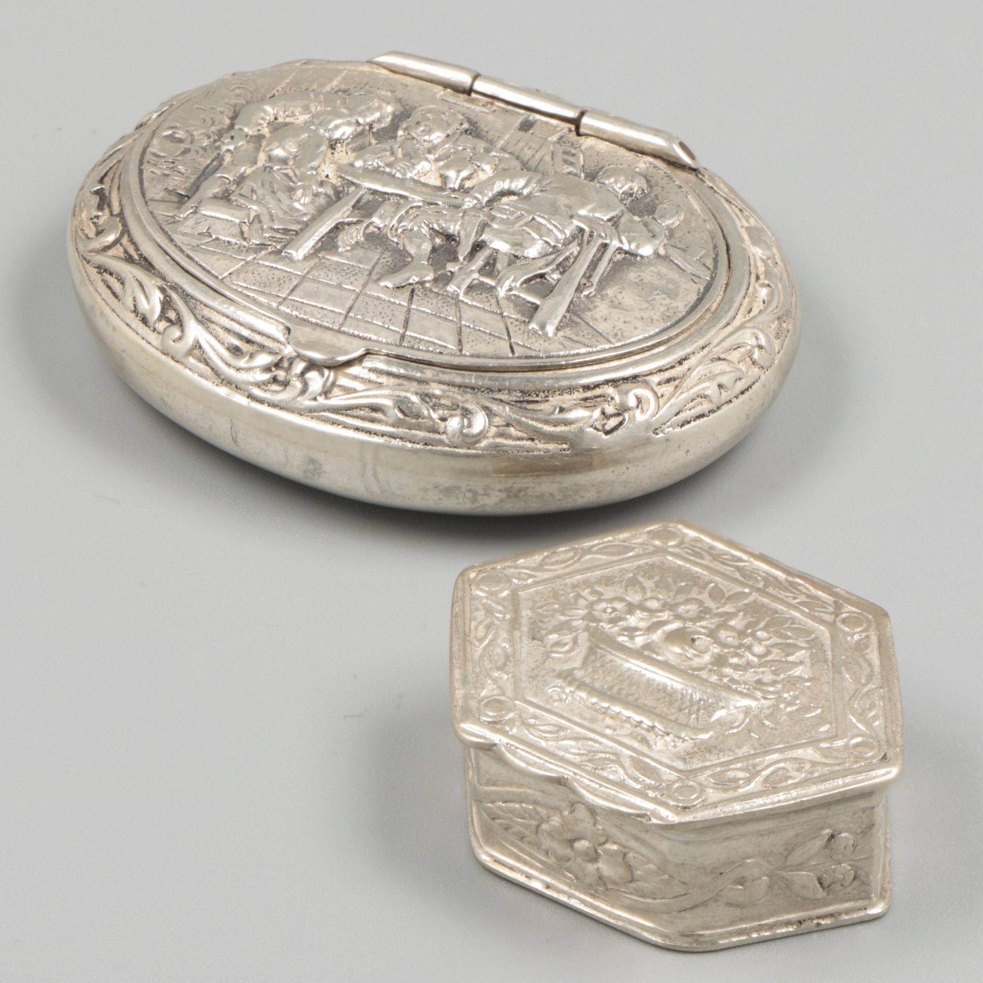 2-piece lot pill / peppermint boxes silver. 由一个椭圆形的模型和一个六边形的模型组成，都有成型的装饰。荷兰/德国，2&hellip;