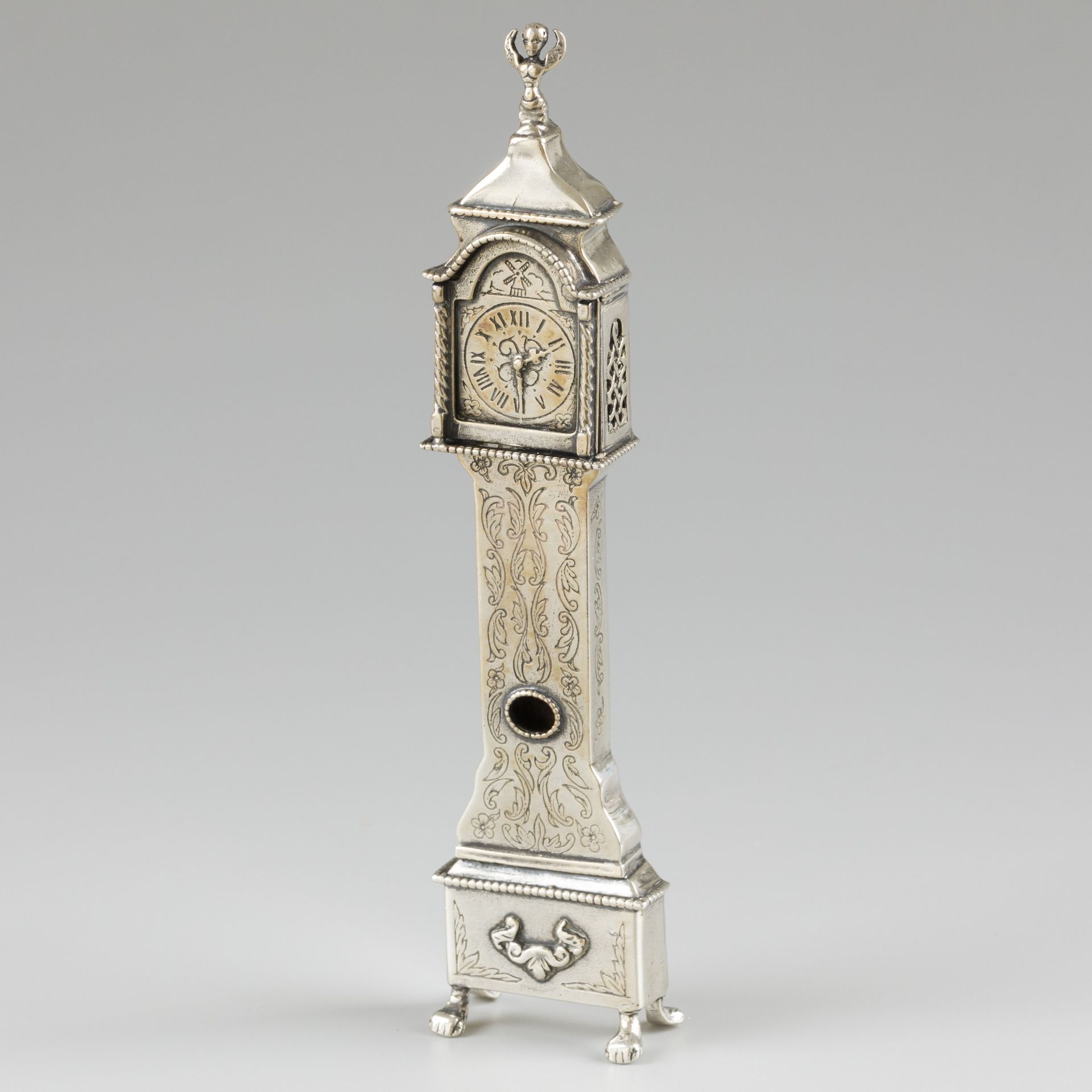 Miniature grandfather clock silver. 有很多细节。荷兰，20世纪，印记：剑。82克，835/1000。尺寸。高15.3厘米。