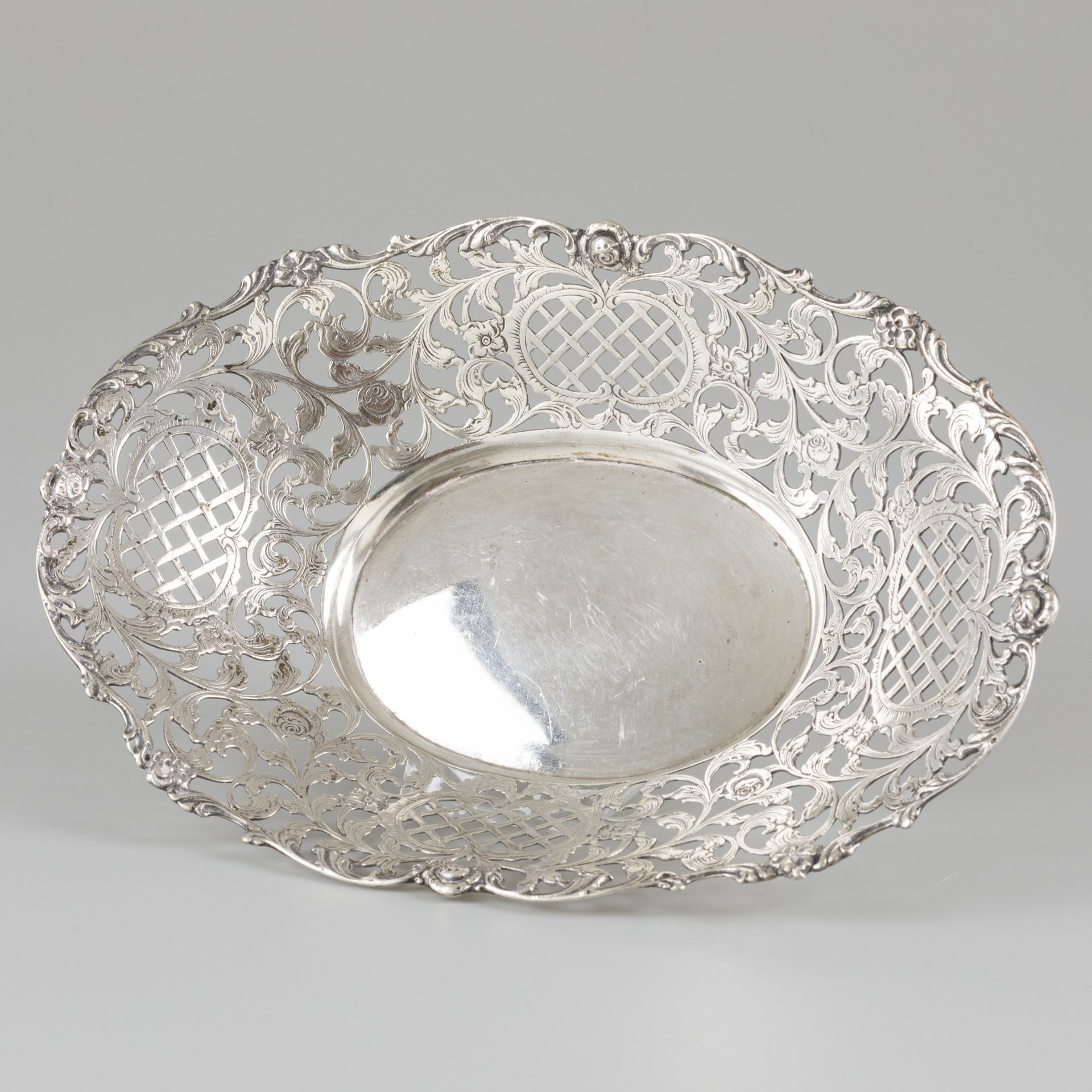 Fruit basket silver. Modèle ovale, ajouré avec de beaux décors de feuilles de pa&hellip;