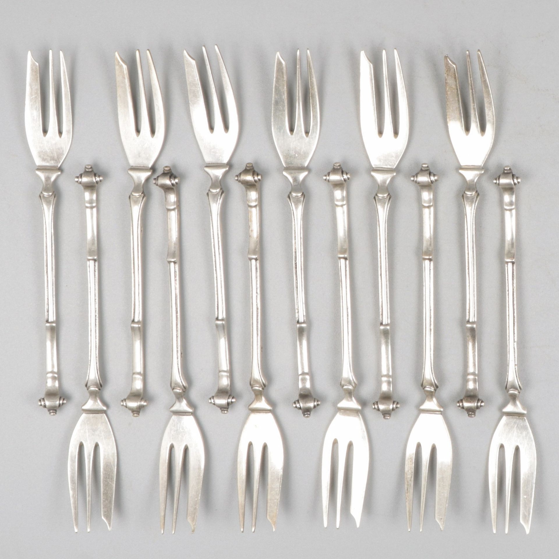 12-piece set of silver cake / pastry forks. Modèle stylisé. Pays-Bas, Steenwijk,&hellip;