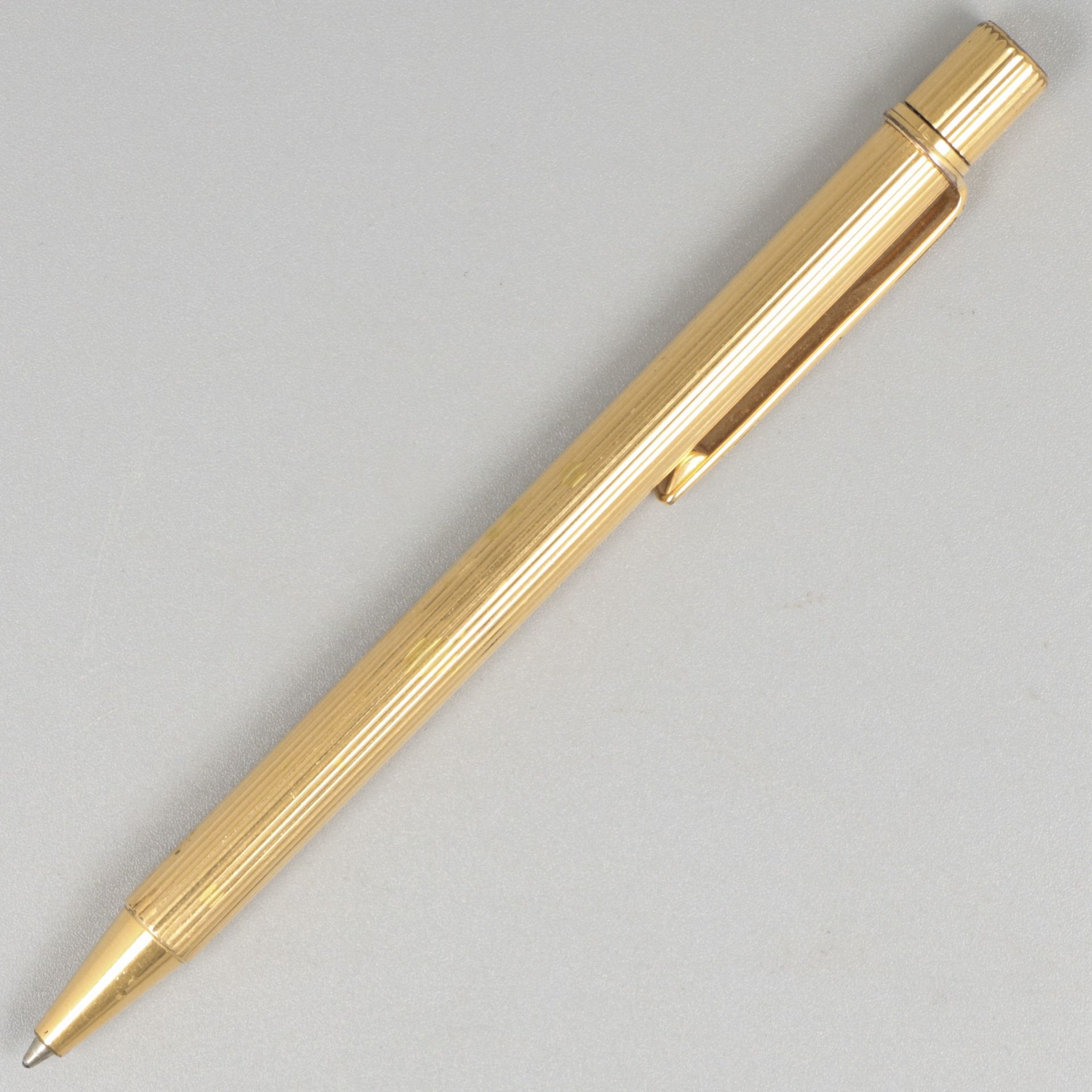 Cartier ballpoint pen. Must de Cartier pen with ribbed decoration and gilding. F&hellip;