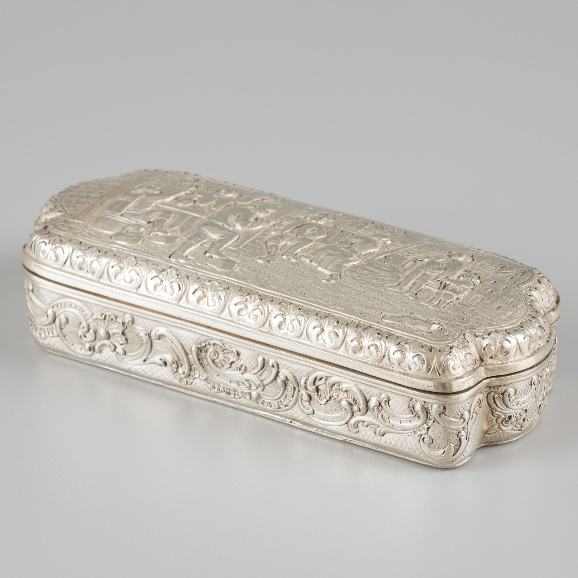 Tobacco box silver. Rectangular model with rounded corners. With molded palmette&hellip;