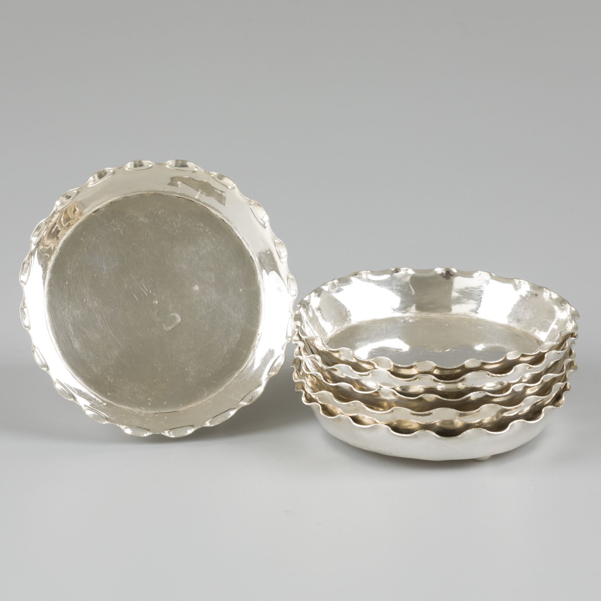 6-piece set of coasters (China export) silver. 有扇形的边框，站在半圆的凸形腿上。中国，20世纪初 - 有轻微的使&hellip;