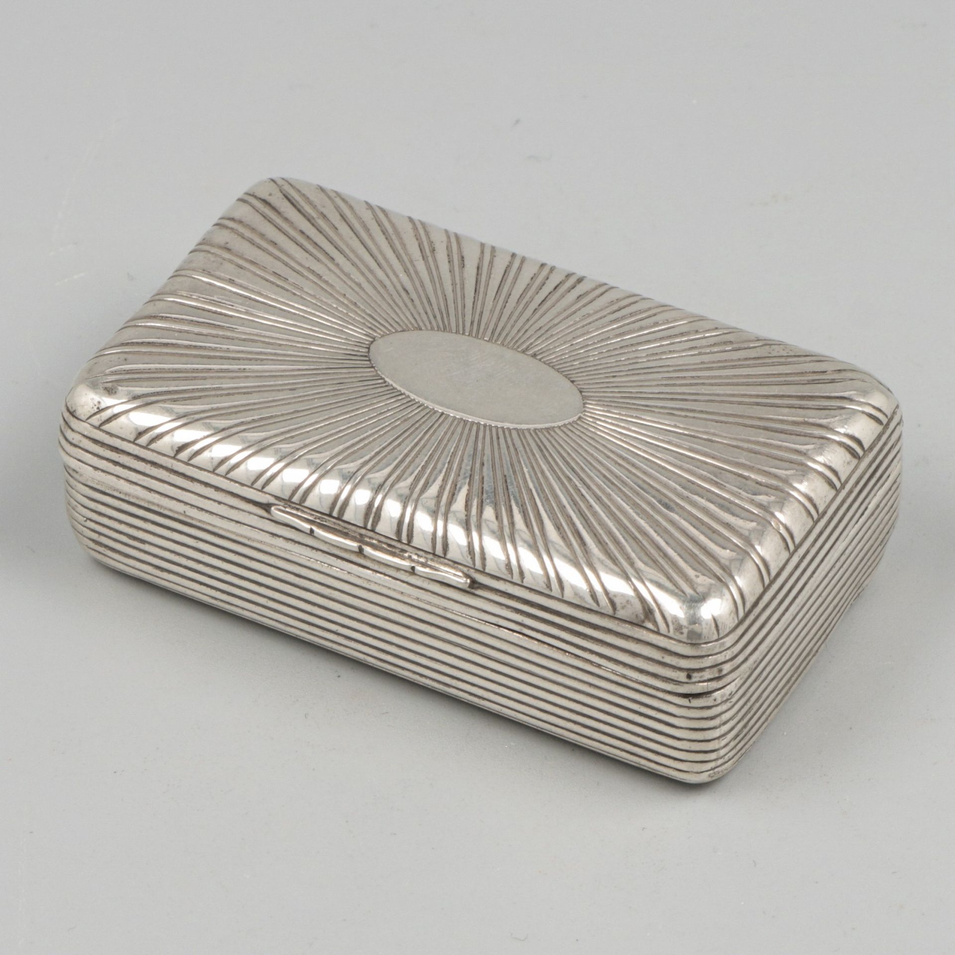 Snuff box (Brussels, F.J. Flamant 1798-1814) silver. Modèle rectangulaire, entiè&hellip;