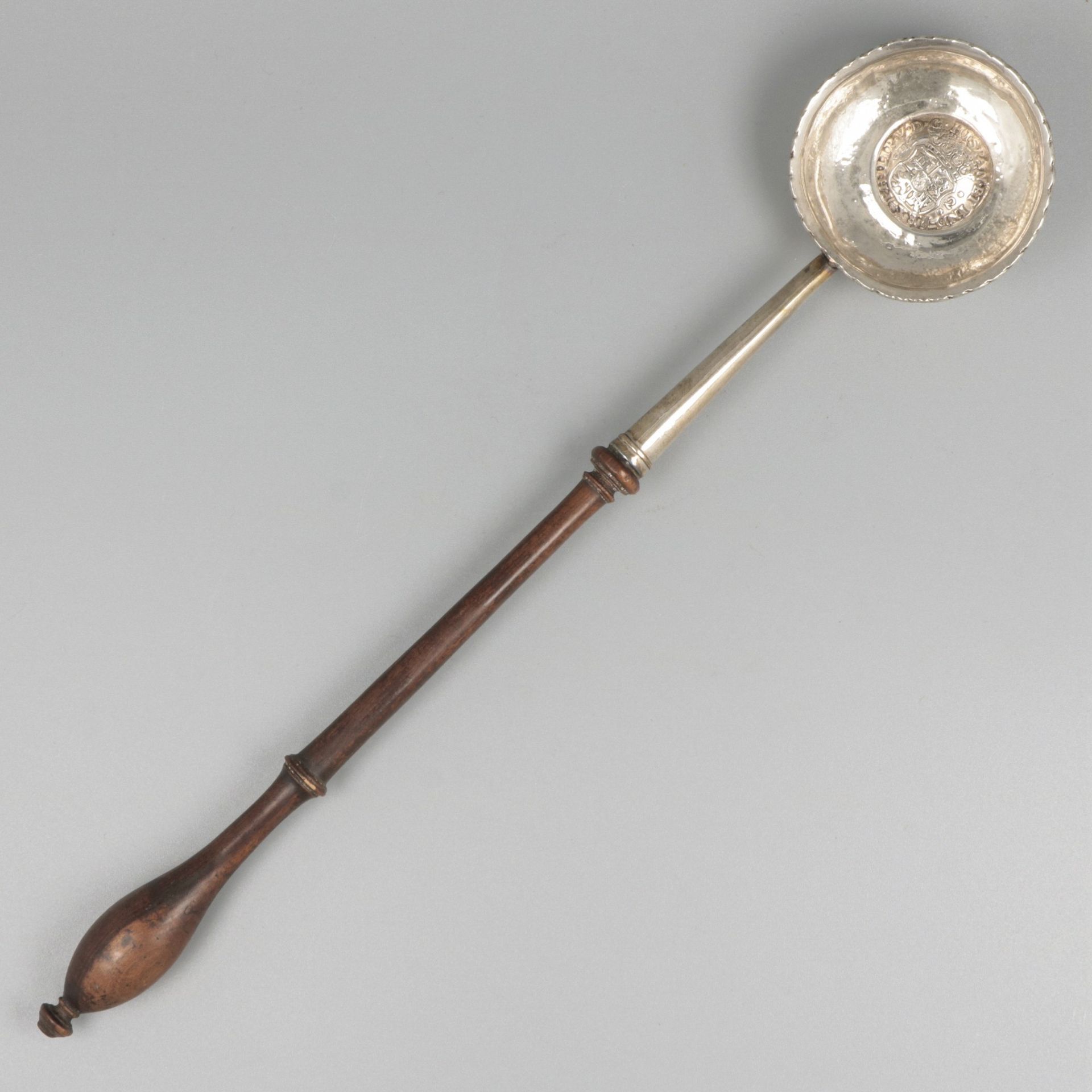 Brandy / flambé spoon silver. 有木柄和小碗，上面有1735年的西班牙硬币。西班牙，19世纪，印记。ZI - 有使用的痕迹。51克，&hellip;
