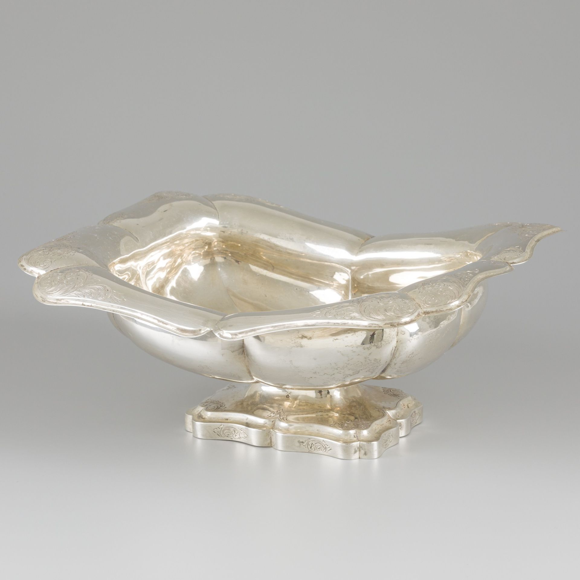 Fruit bowl (Amsterdam, Joost Even 1841-1880) silver. Su piede, con forme lobate &hellip;