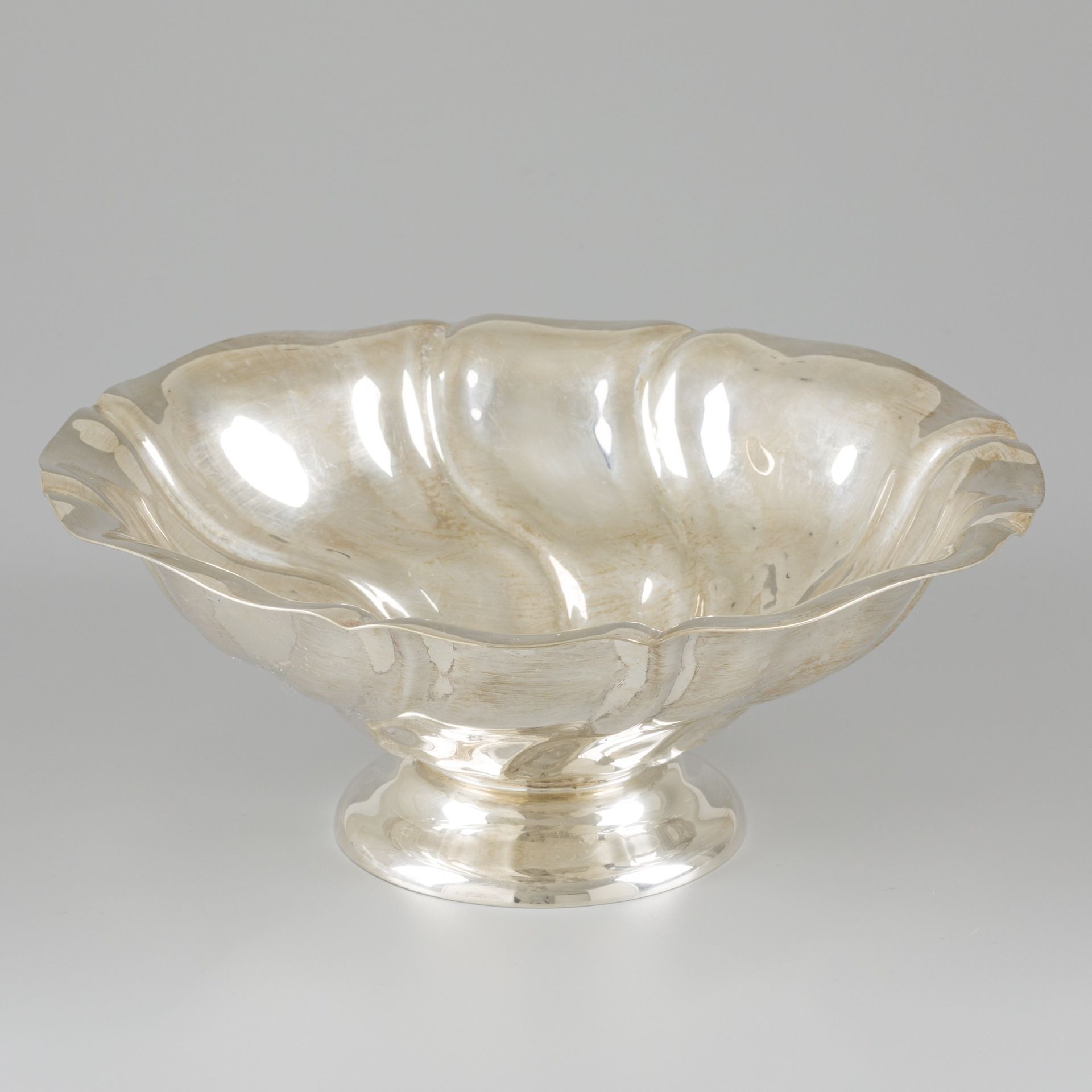Fruit bowl silver. 大的圆形模型，脚上是裂片状的。德国，Schwäbisch Gmünd，Gebrüder Kühn，20世纪，印记：月亮，皇&hellip;