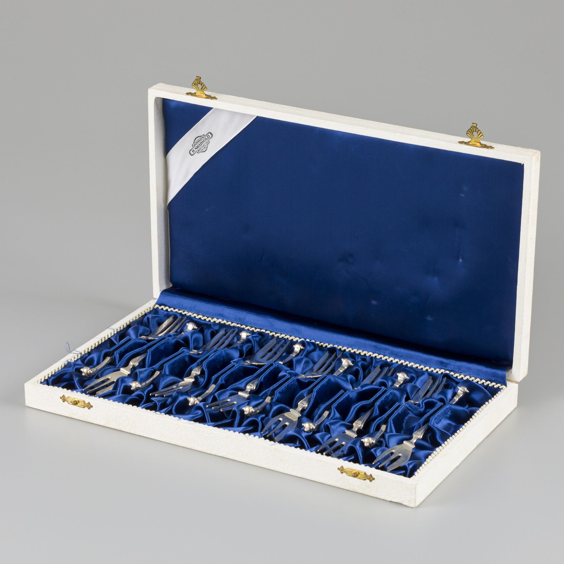 12-piece set of silver cake / pastry forks. 风格化的模型与原来的盒子一起完成。荷兰，Steenwijk，J.M. V&hellip;