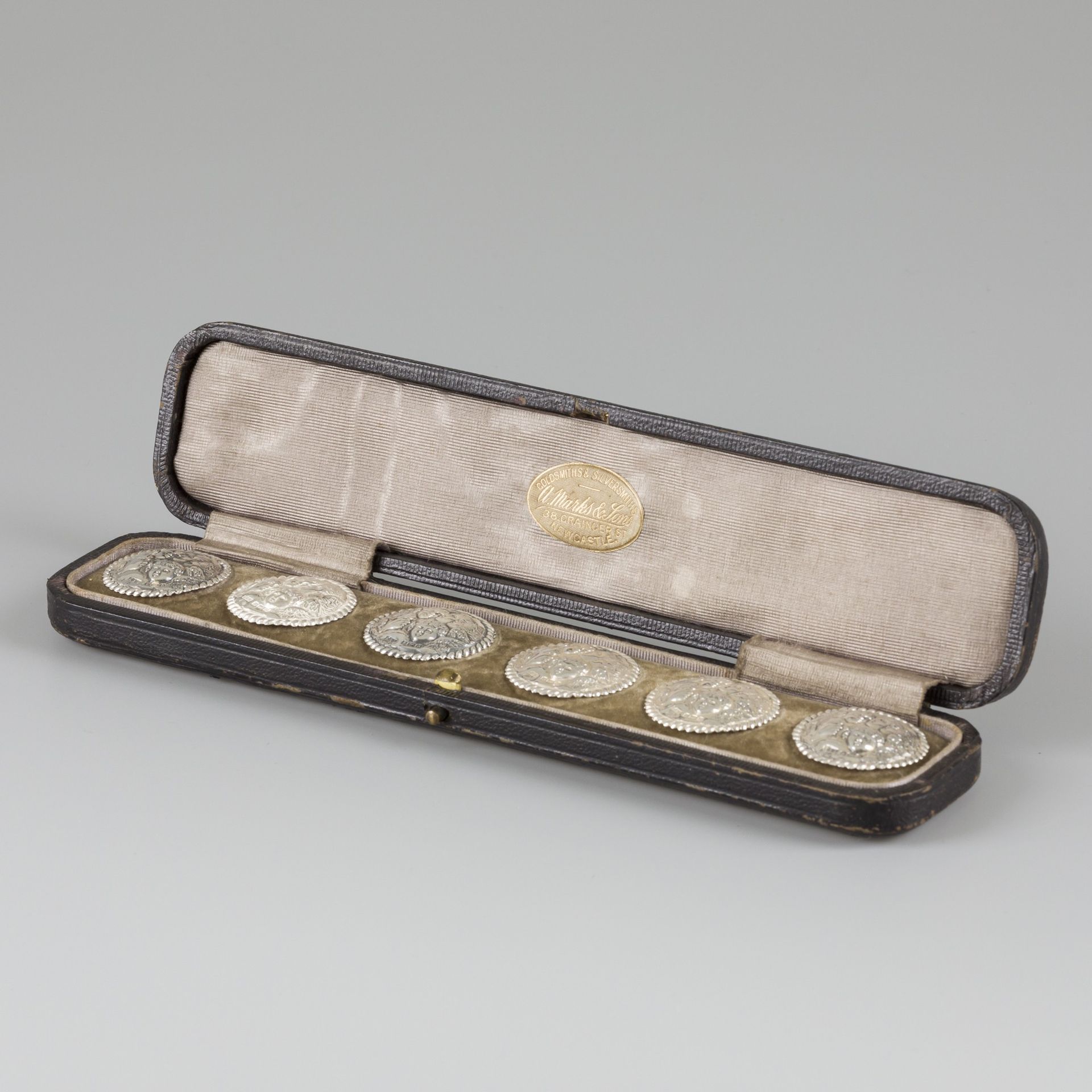 6-piece set of buttons silver. 饰有天使头像和扭曲的绳圈，与原箱配套。英国，伯明翰，Levi & Salaman，1900年，标记&hellip;