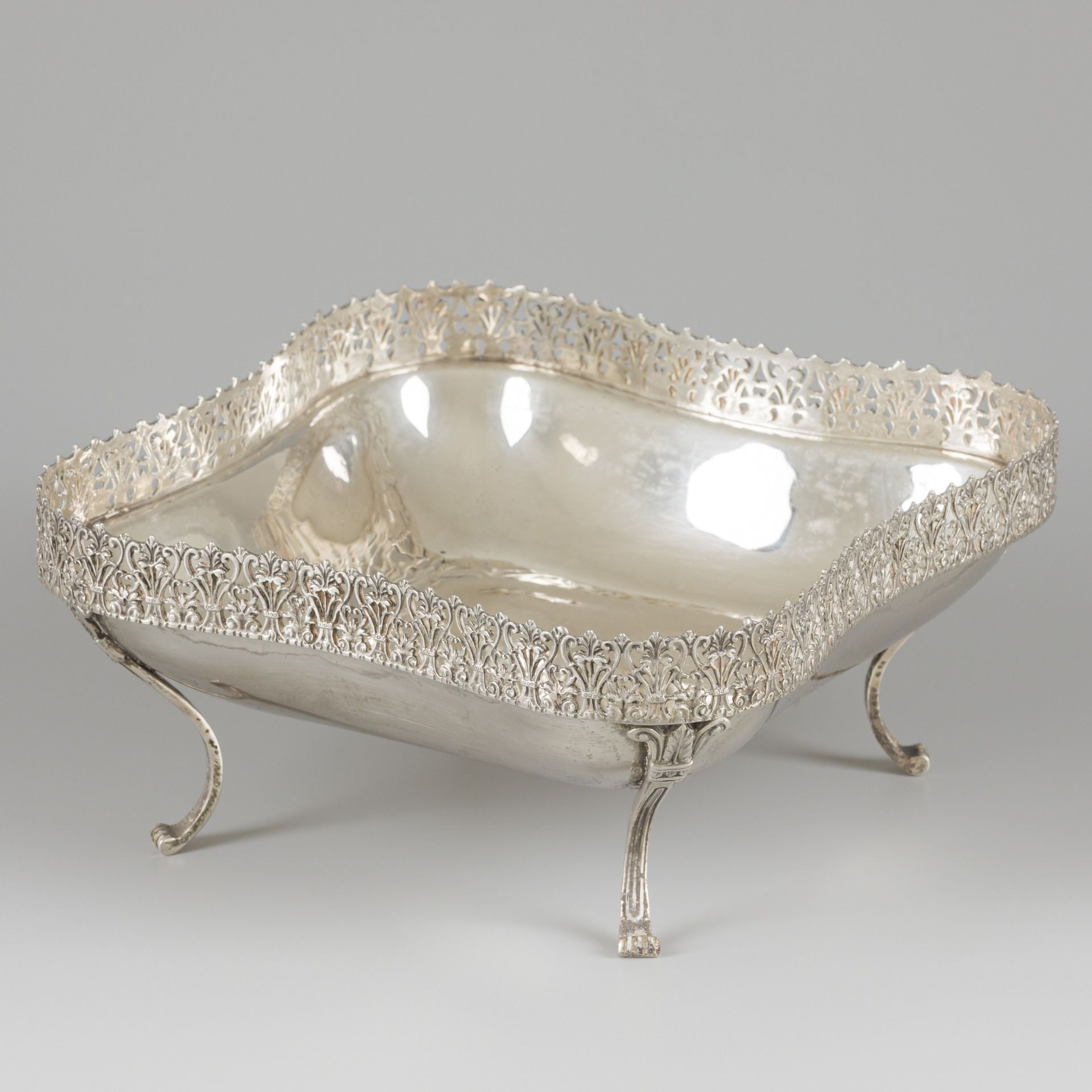Silver biscuit bowl. 方形模型，圆角，凸起的镂空边框。站在4个焊接的腿上。意大利，米兰，Gioielli Calderoni，20世纪，标记&hellip;
