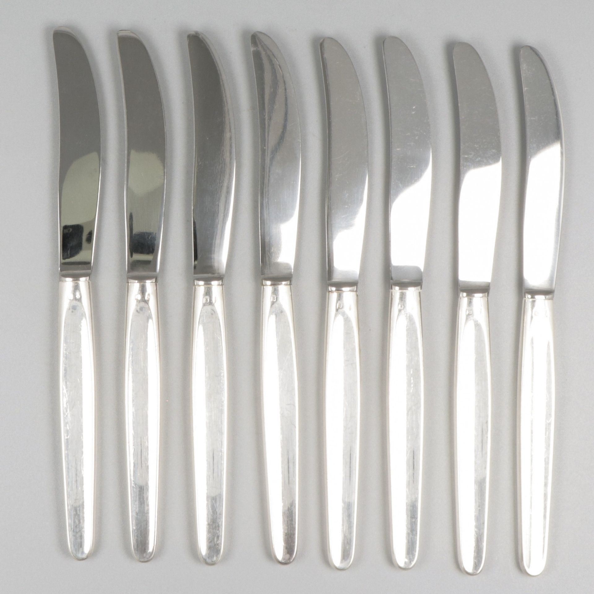 8-piece set of fruit knives ''model Jeunesse'' silver. Conçu par Gustav Beran. M&hellip;
