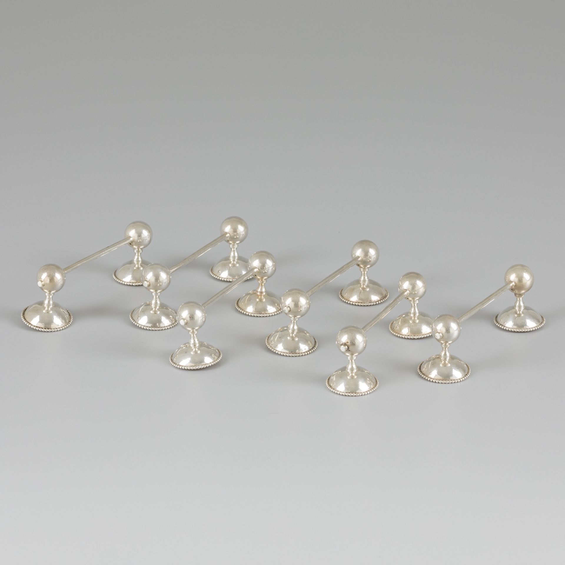 6-piece set of silver knife rests. Modèle stylisé avec bordures en perles. Pays-&hellip;