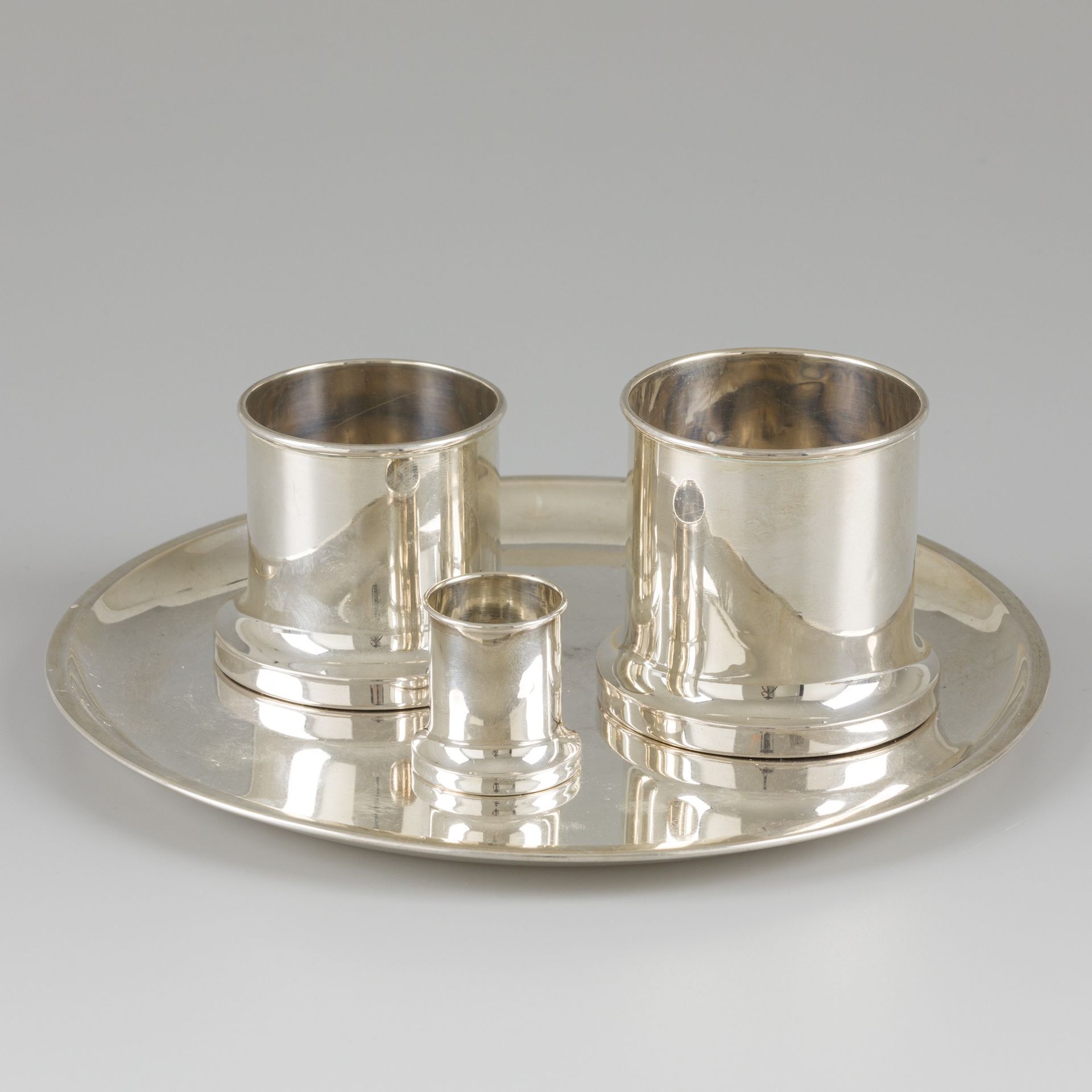 Smoking set silver. Diseño elegante, compuesto por una bandeja, 2 jarrones para &hellip;