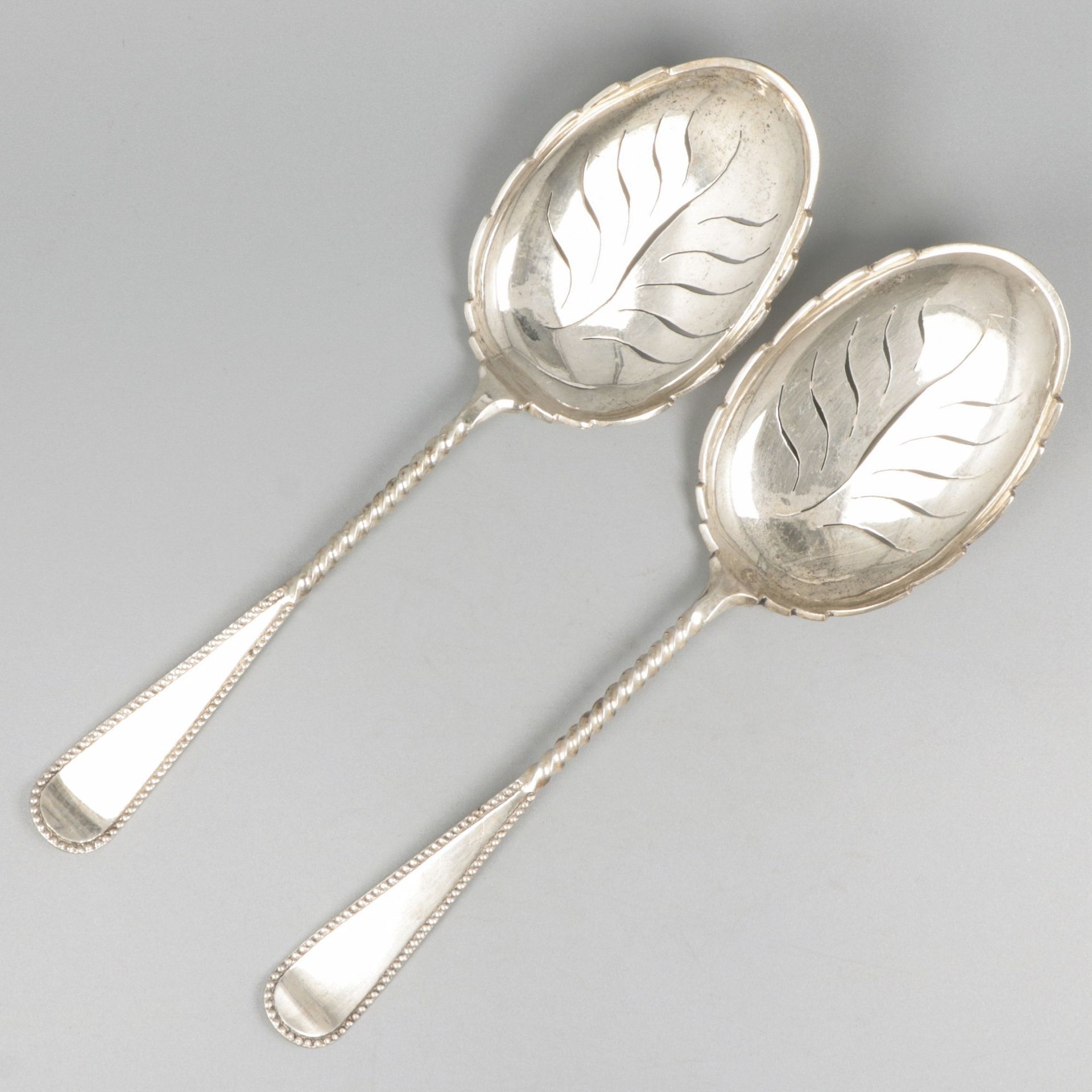 2-piece set of wet fruit scoops silver. Doté d'une anse torsadée, d'un bord perl&hellip;