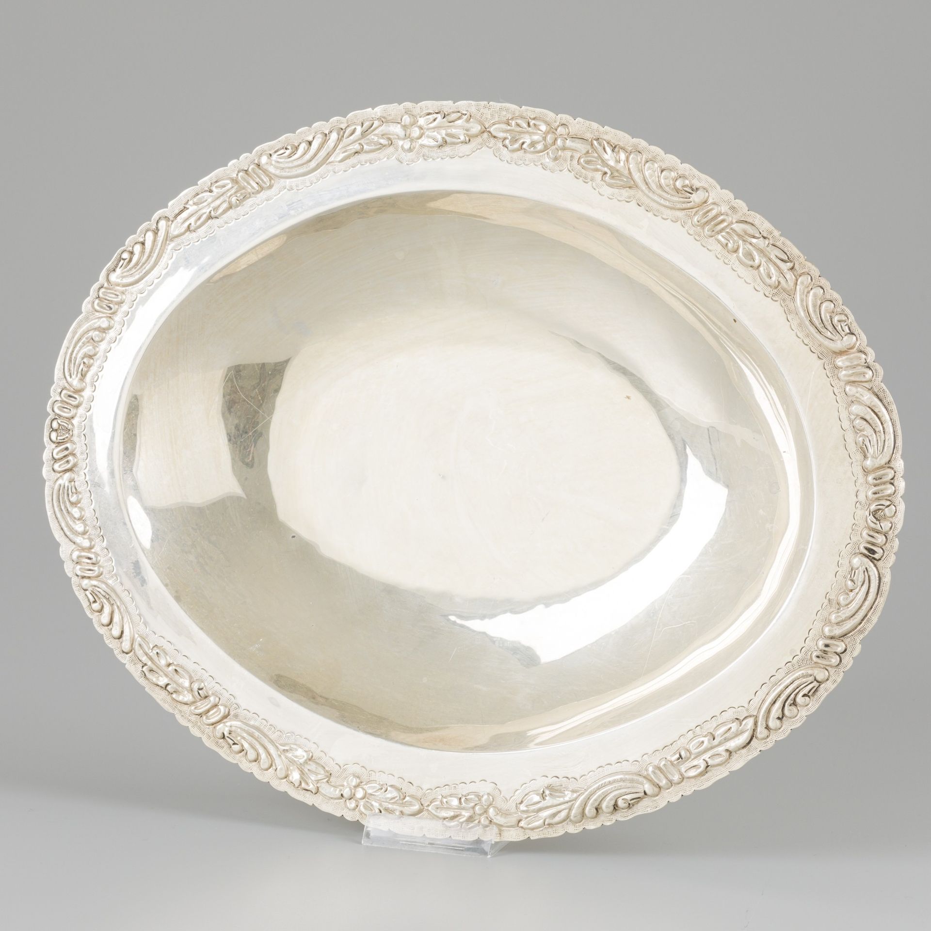Fruit bowl silver. Modello ovale con fondo convesso, con decorazioni in rilievo &hellip;