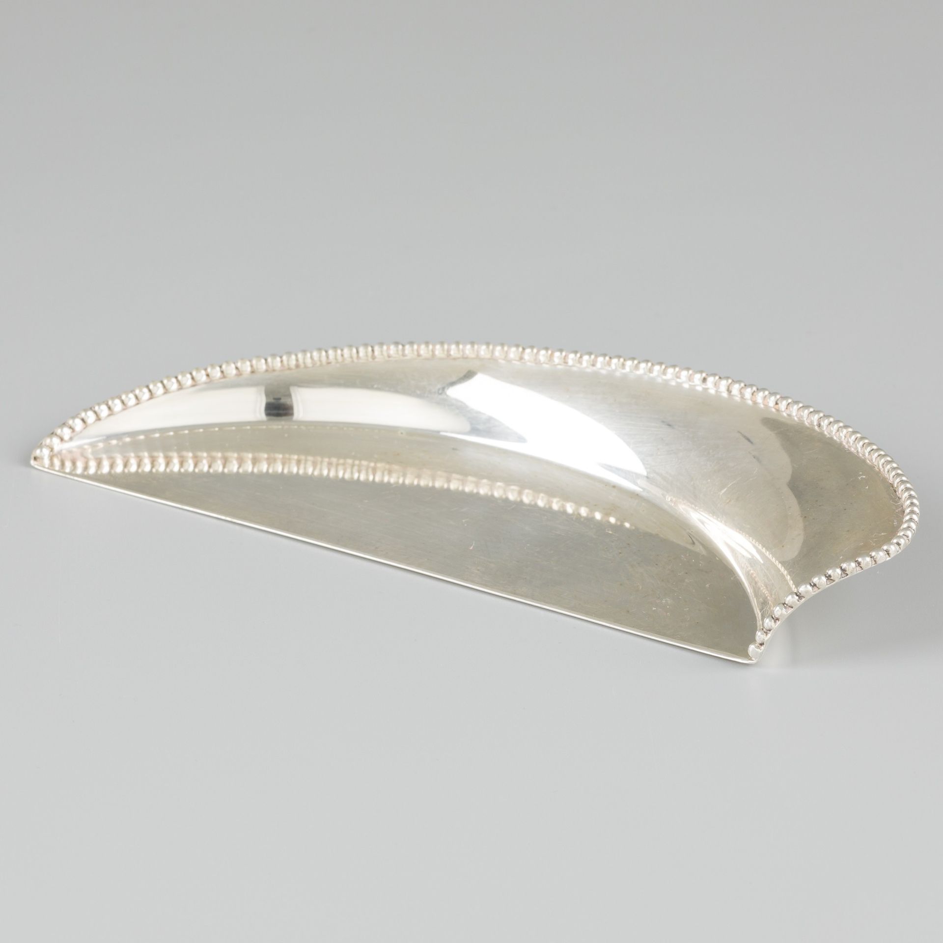 Table slider silver. Sleek, semi-circular model with a raised edge with pearl ri&hellip;