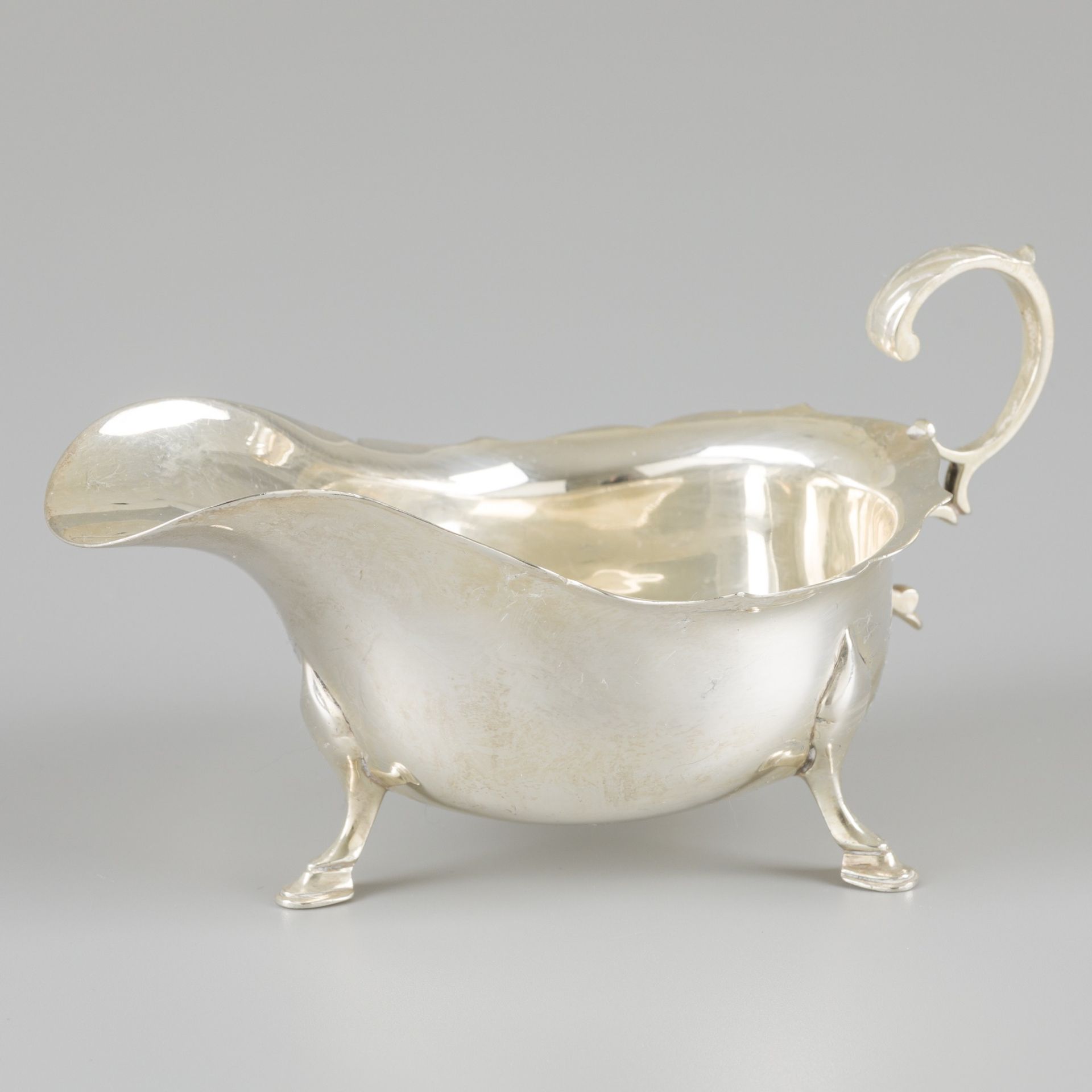 Sauce boat silver. Modelo elegante con borde festoneado y asas y patas soldadas.&hellip;