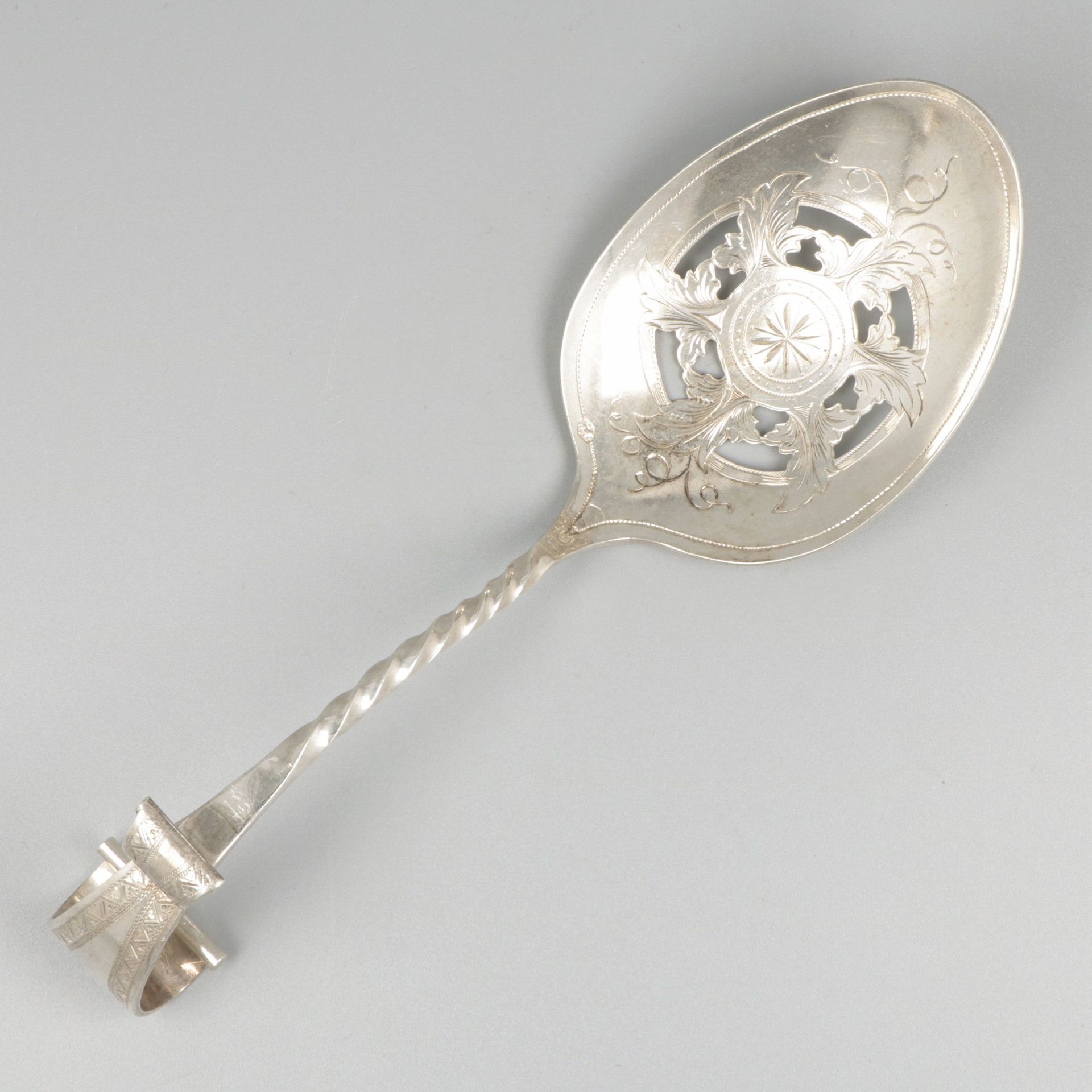 Wet fruit scoop silver. With twisted stem, engraved decorations and openwork bow&hellip;