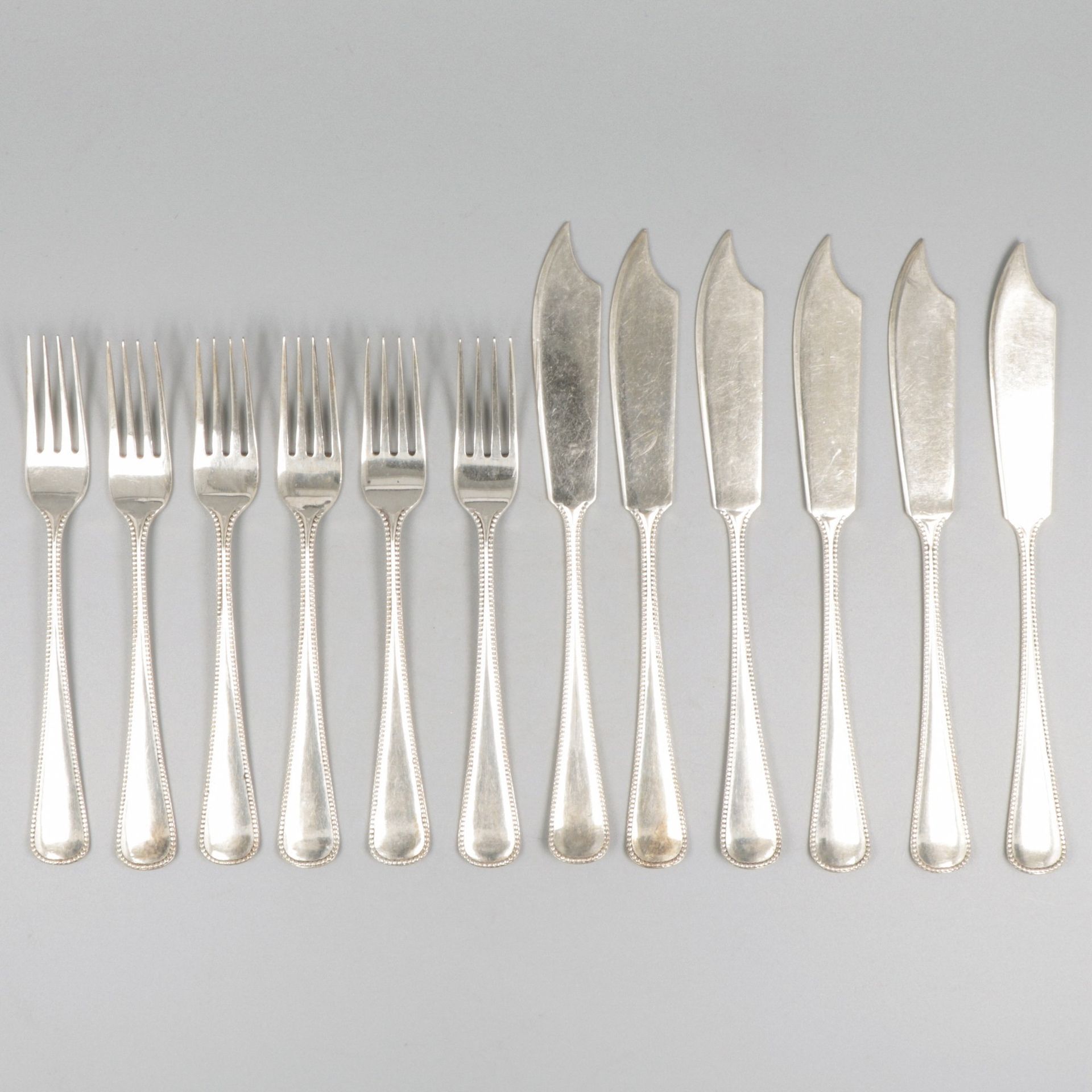 12-piece set of silver fish cutlery. Petite taille avec bord en perle. Pays-Bas,&hellip;