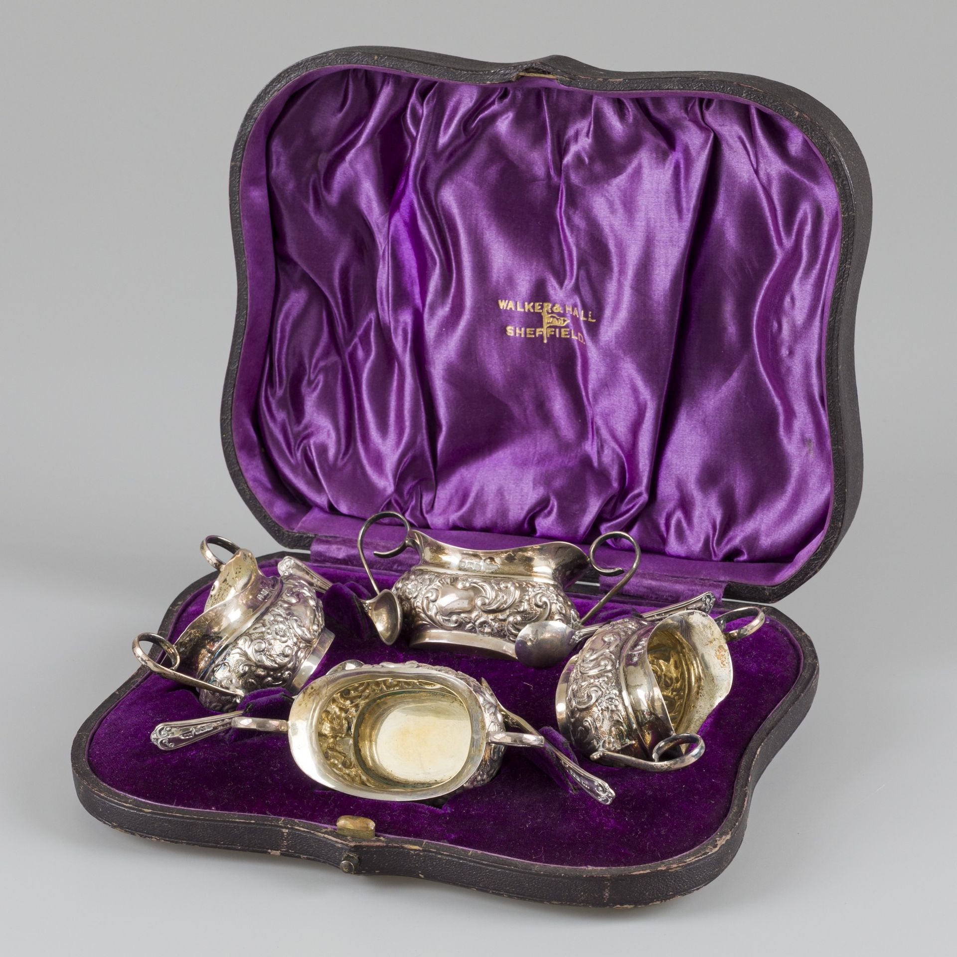4-piece set of salt cellars silver. 4件套，包括4个盐勺和原来的盒子。有repoussé rocaille装饰和焊接的耳朵。&hellip;
