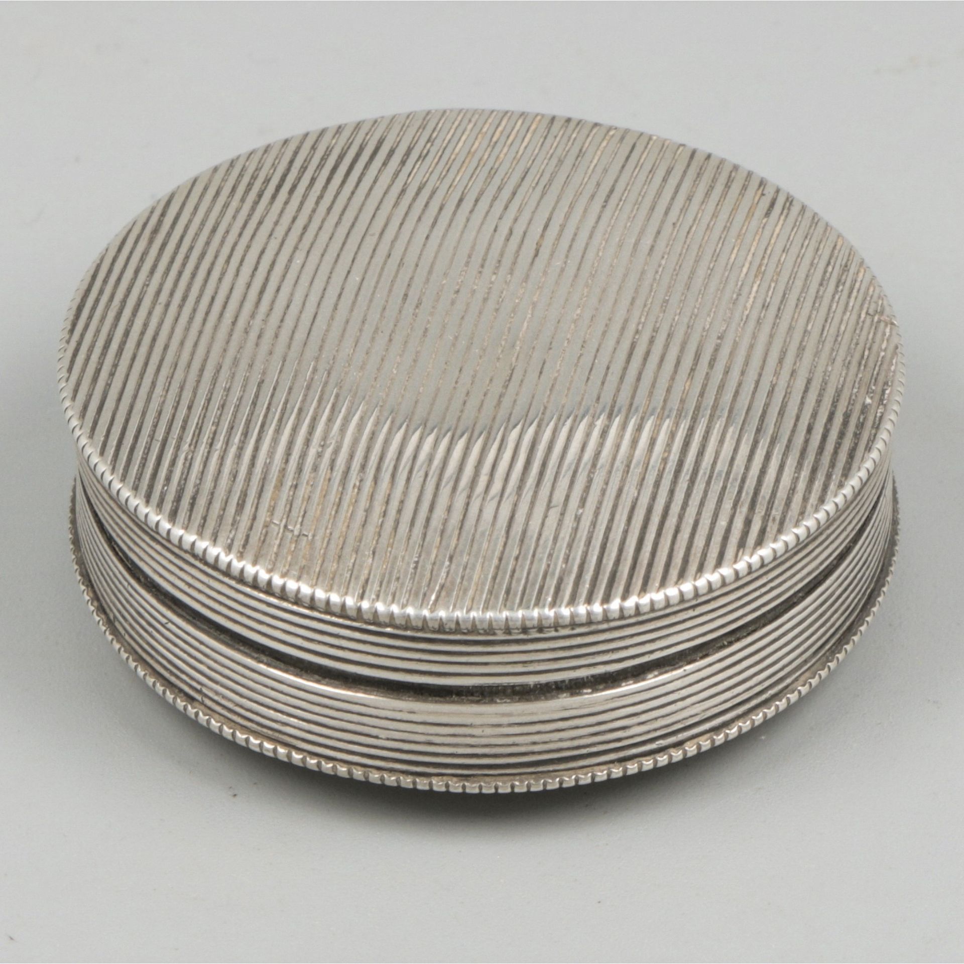 Peppermint box silver. Modelo redondo, totalmente acanalado. Países Bajos, Schoo&hellip;
