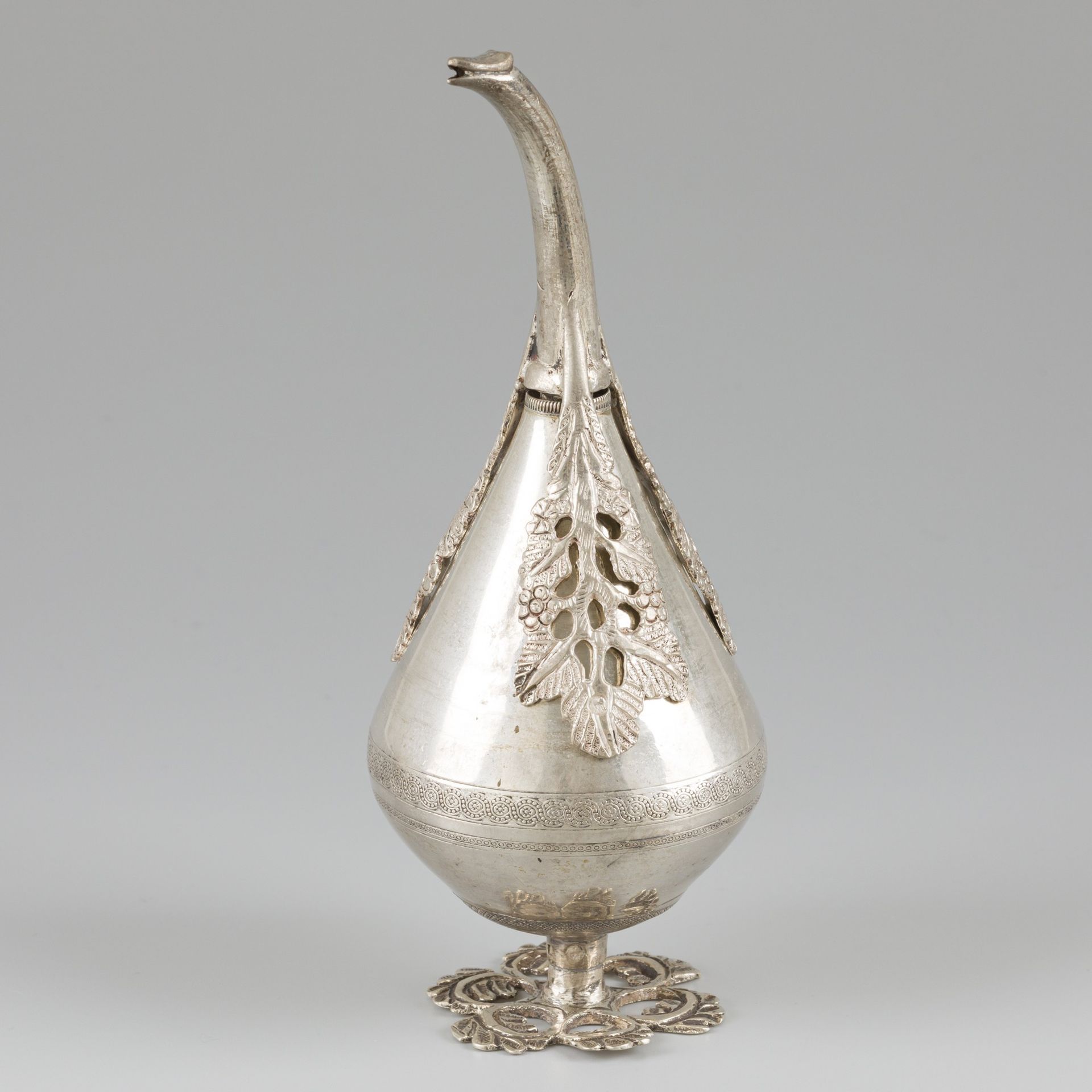 Rose water dropper silver. 流线型的模型，有一个装饰的可拆卸的滴管，站在一个装饰的镂空脚上。埃及，开罗，19世纪末/20世纪初，印记：&hellip;