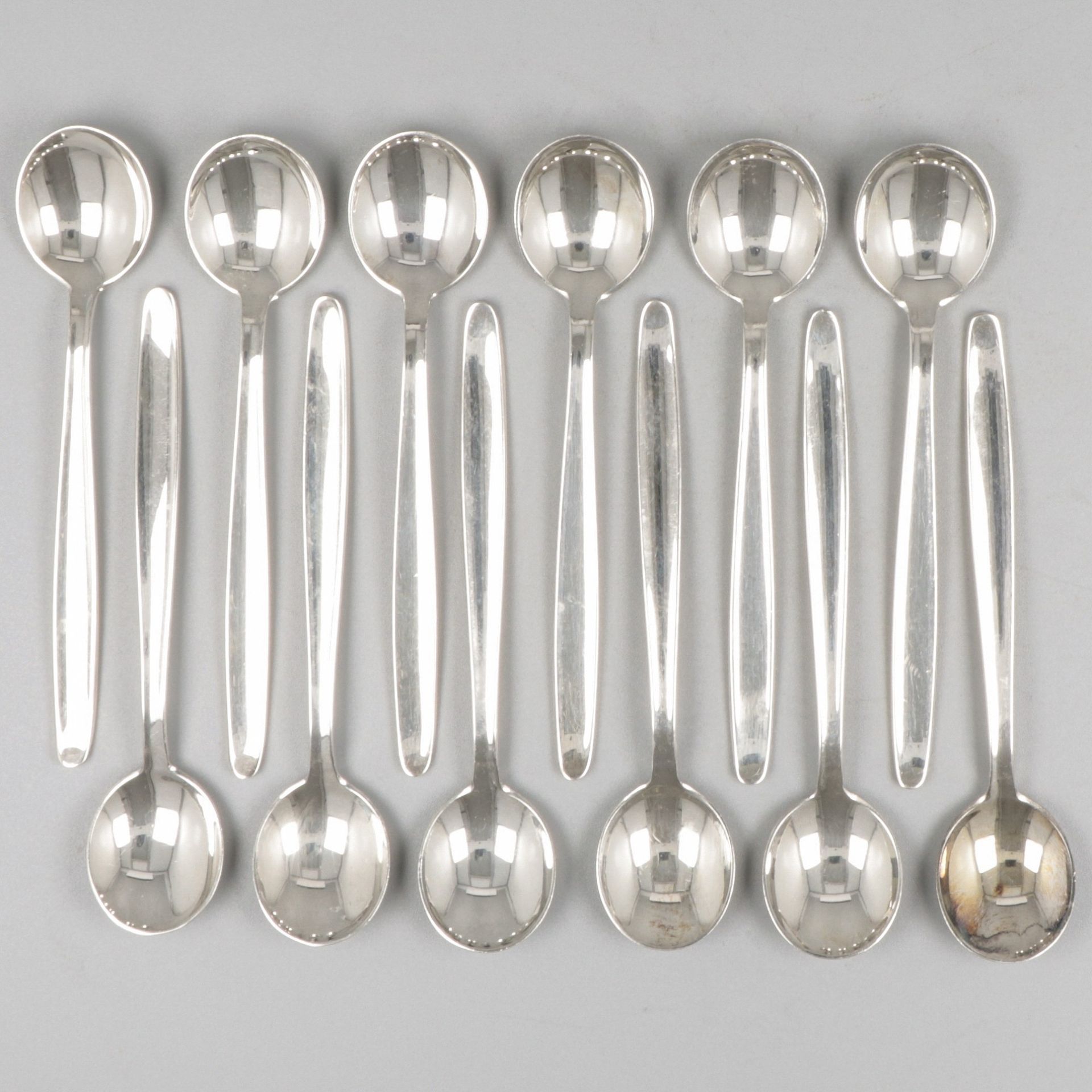 12-piece set dessert spoons ''model Jeunesse'' silver. 由古斯塔夫-贝兰设计。P17模型Jeunesse。&hellip;