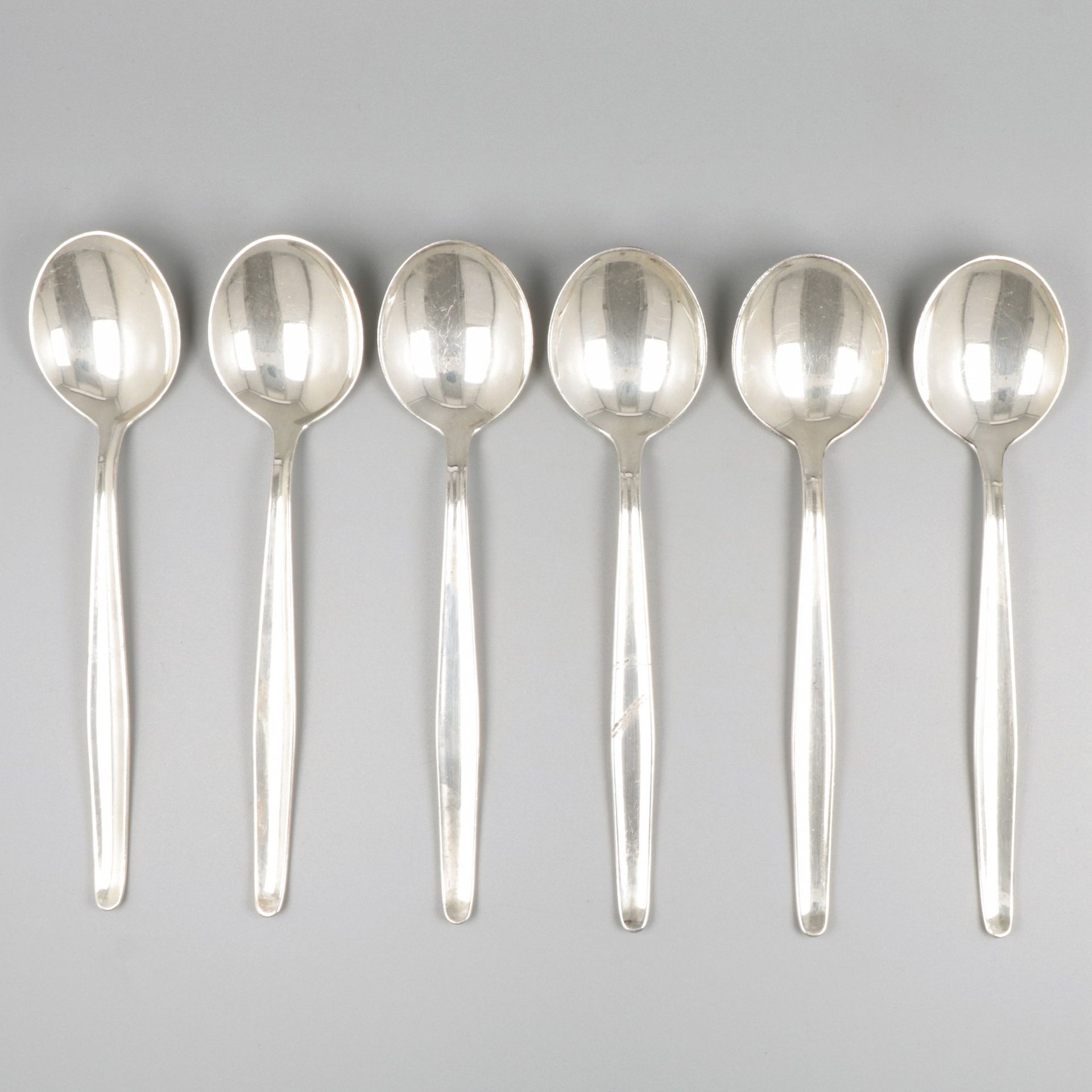 6-piece set dinner spoons "model Jeunesse'' silver. 由古斯塔夫-贝兰设计。P17模型Jeunesse。荷兰，&hellip;