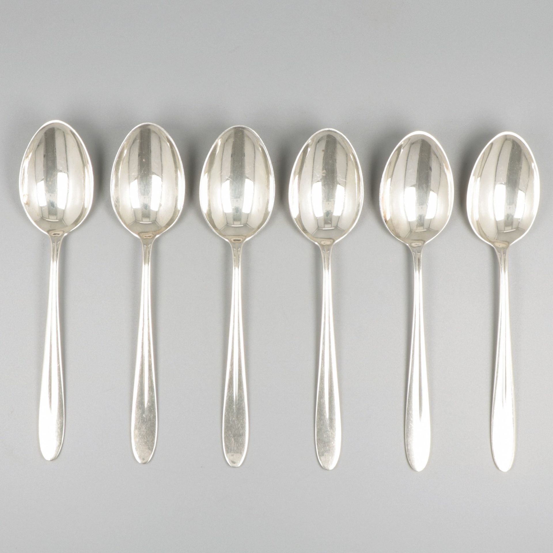 6-piece set of spoons silver. Modèle 400 conçu par Gustav Beran. Pays-Bas, Voors&hellip;