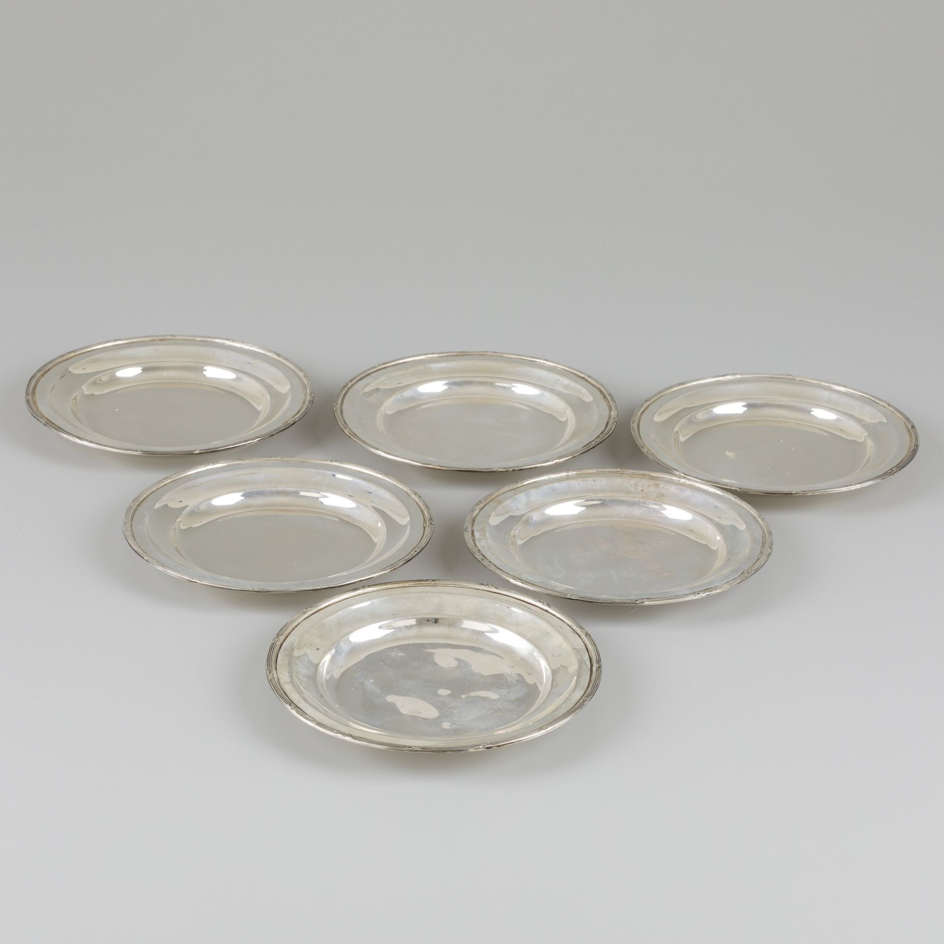 6-piece set of silver plates. Avec un bord en ruban et nœud. Espagne, 20e siècle&hellip;