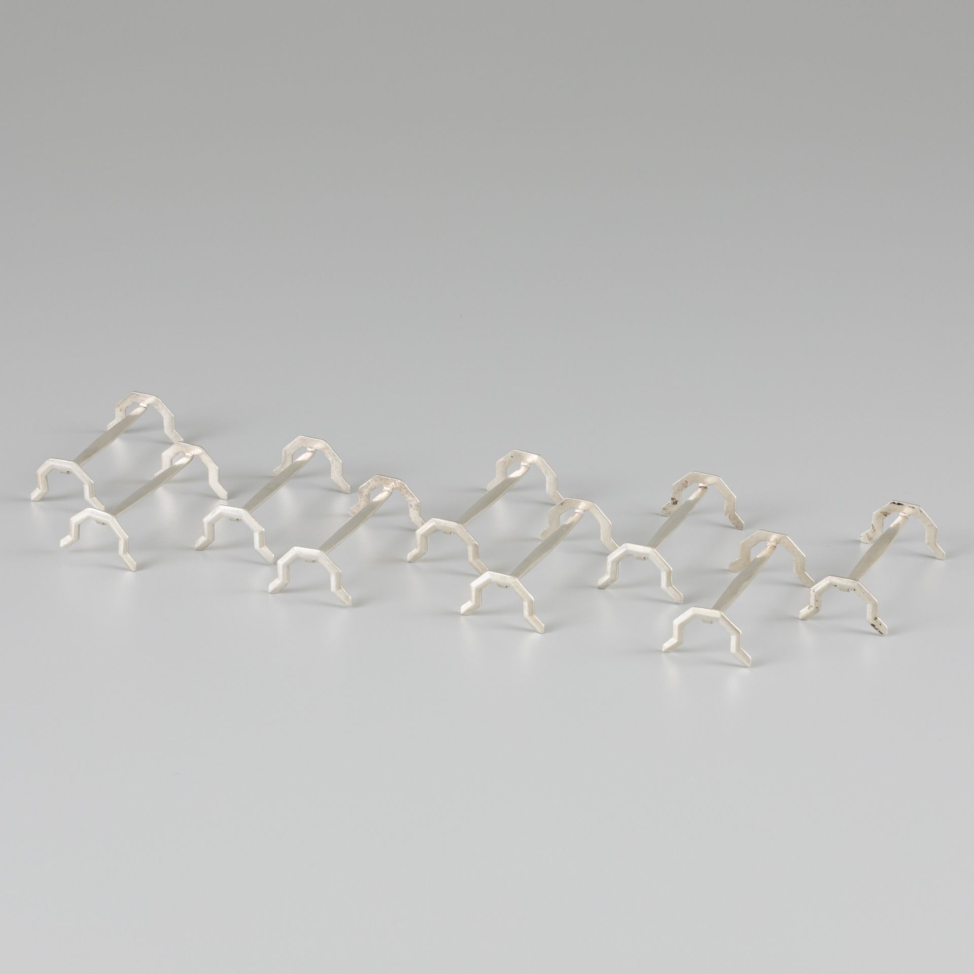 9-piece set of silver knife rests. 装饰艺术风格的流线型模型。荷兰，Voorschoten，Zilverfabriek Voo&hellip;