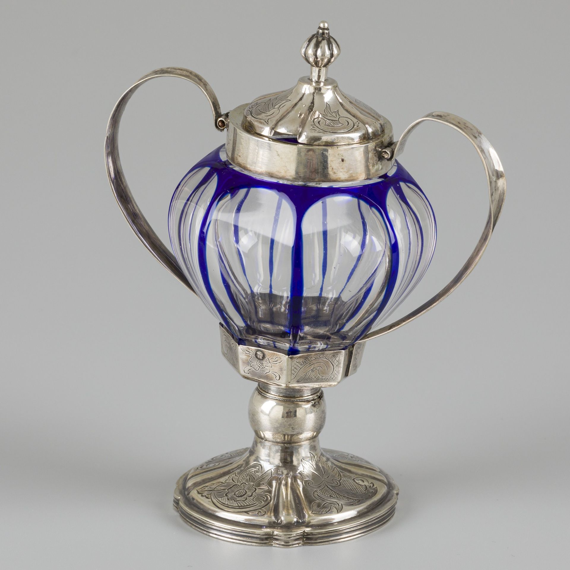 Mustard pot silver. Modello su piede con vetro blu inciso, decorazioni e bordi r&hellip;