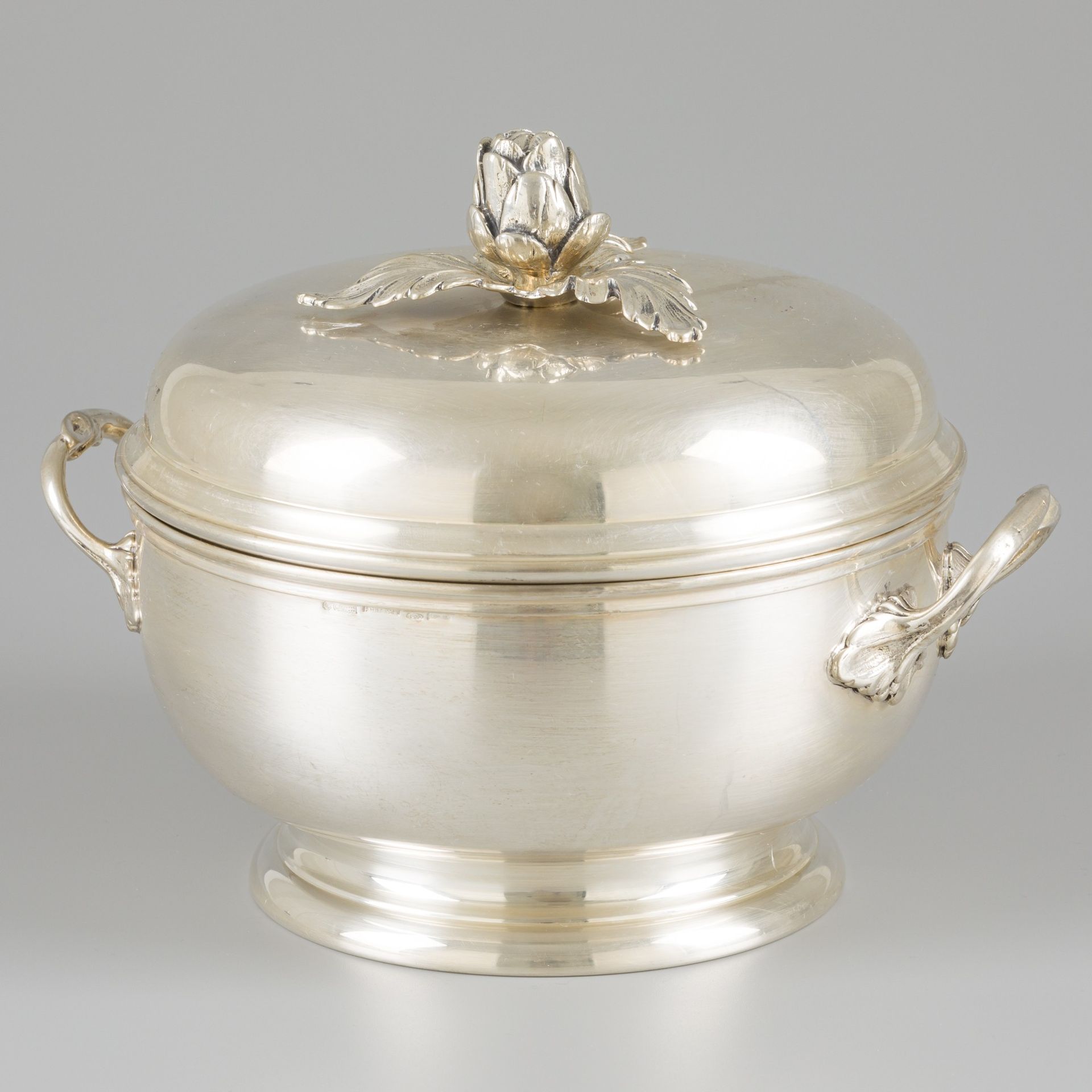 Serving bowl / tureen silver. 大型手工制作的圆形模型，带可拆卸的盖子，上面有一个带叶子的风格化玫瑰的顶盖。有焊接的把手。意大利，佛&hellip;