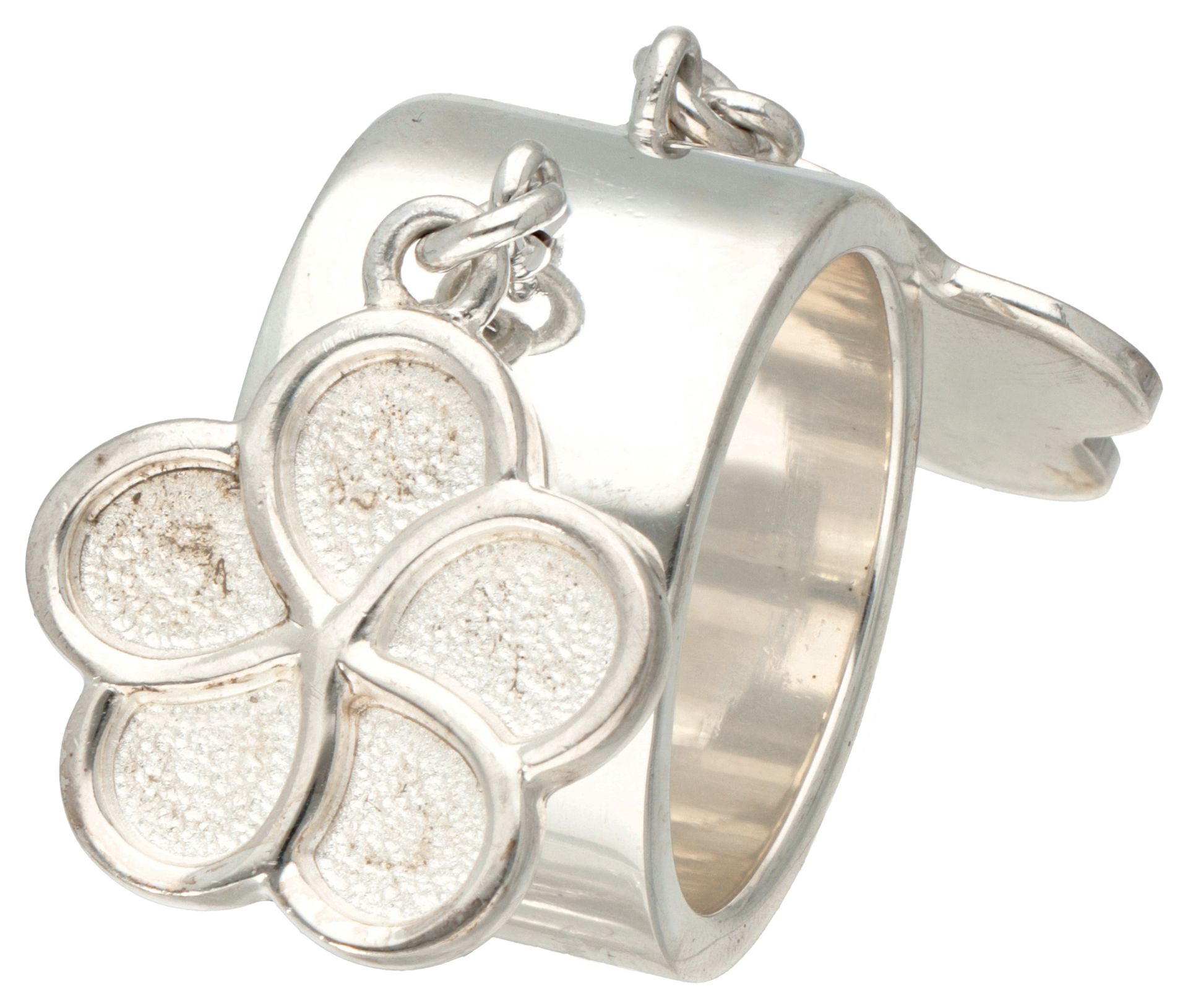 Sterling silver Christofle band ring with two flower-shaped charms. Poinçons : C&hellip;