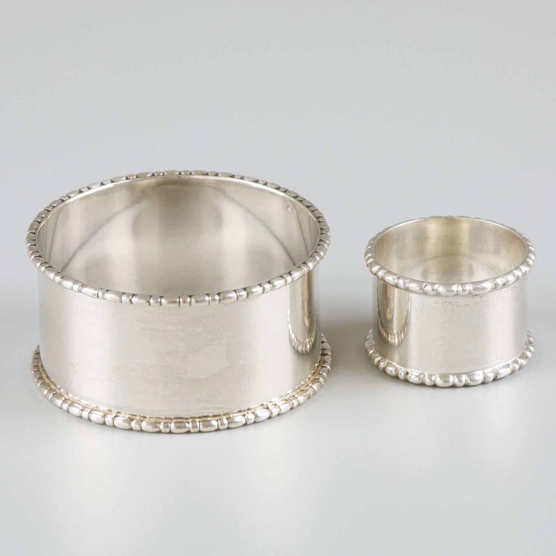 Napkin ring & finger cloth ring silver. 餐巾环没有雕刻，都有相同的边沿装饰。荷兰，Voorschoten，Zilverf&hellip;