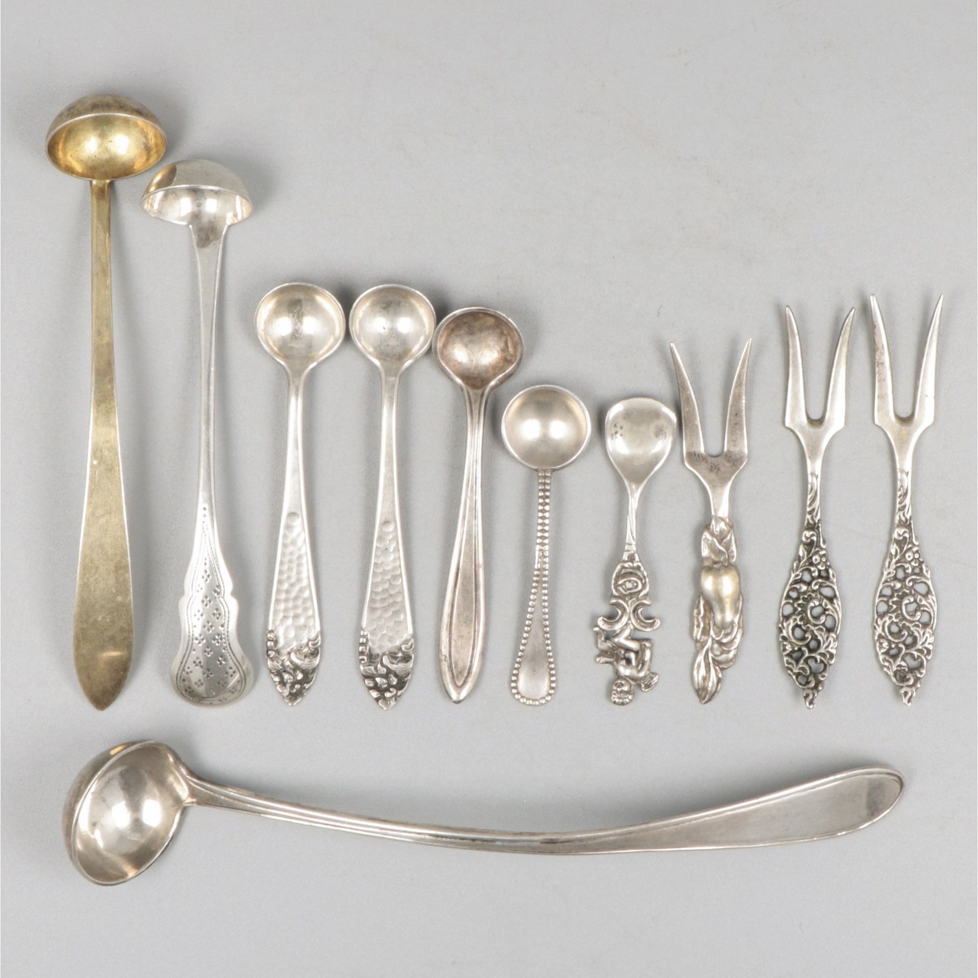 11-piece lot of various salt spoons, mustard spoons and cocktail forks silver. 在&hellip;