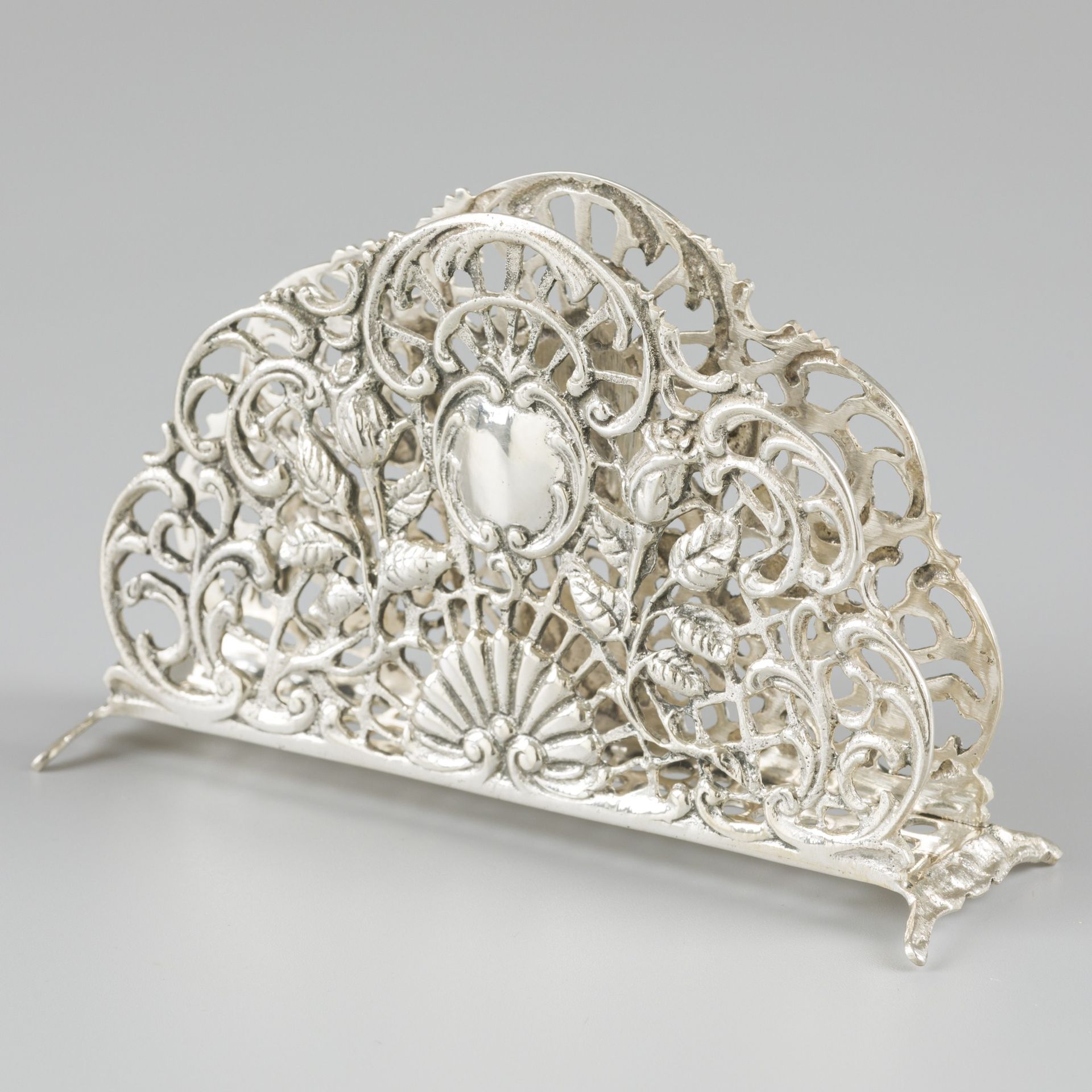 Napkin holder silver. 有模制的镂空装饰和风格化的玫瑰花。20世纪，印记：800，ZII。101克，835/1000。尺寸。长11.3厘米，&hellip;
