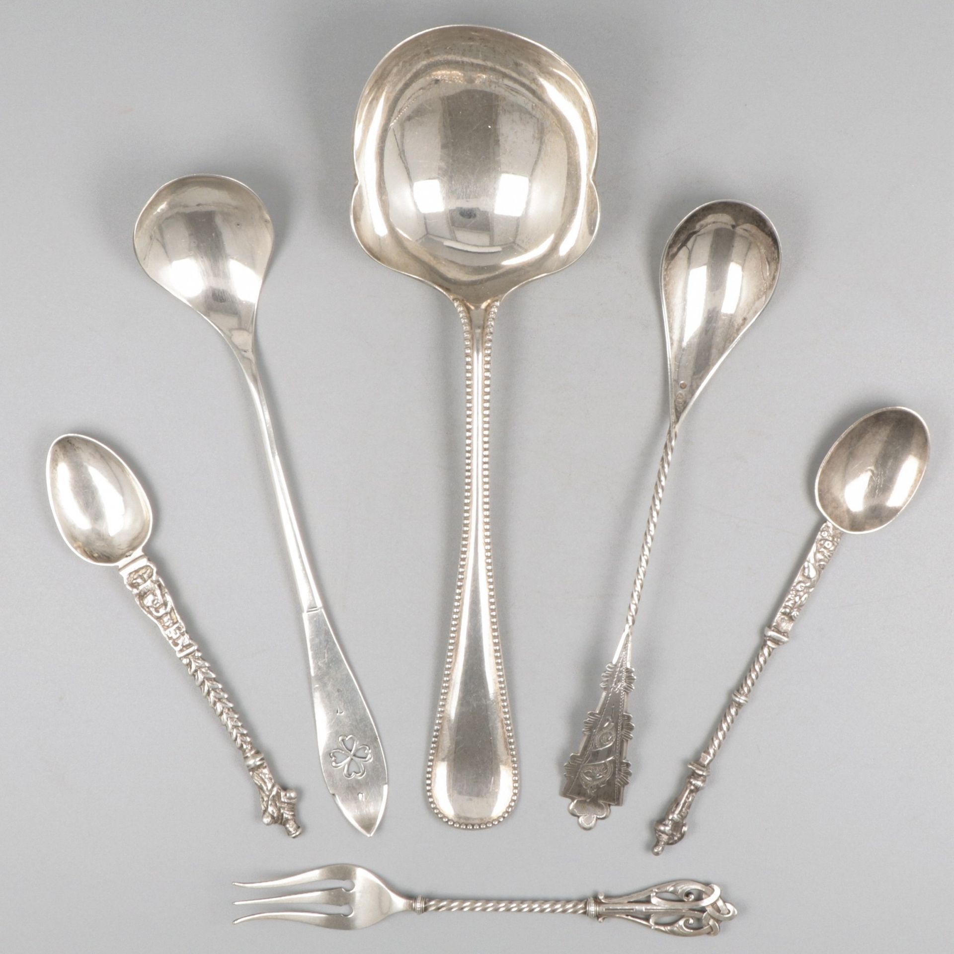 6-piece lot of various silver cutlery pieces. Composto da una forchetta da carne&hellip;