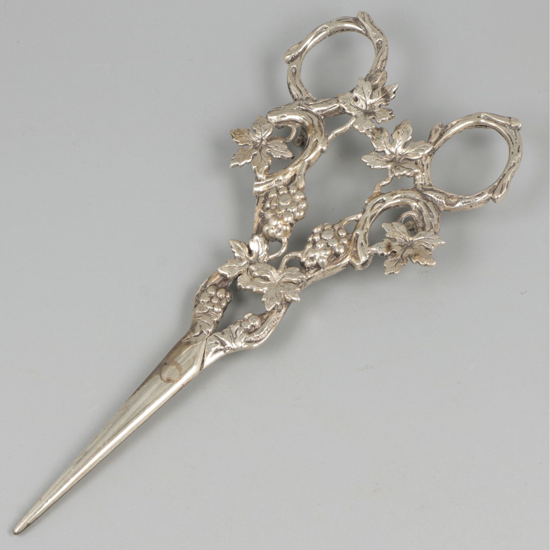 Grape scissors silver. 带有葡萄枝装饰的模制模型。荷兰，阿姆斯特丹，C. Schoorl & J.A. Dal，1920-1958，印记。&hellip;