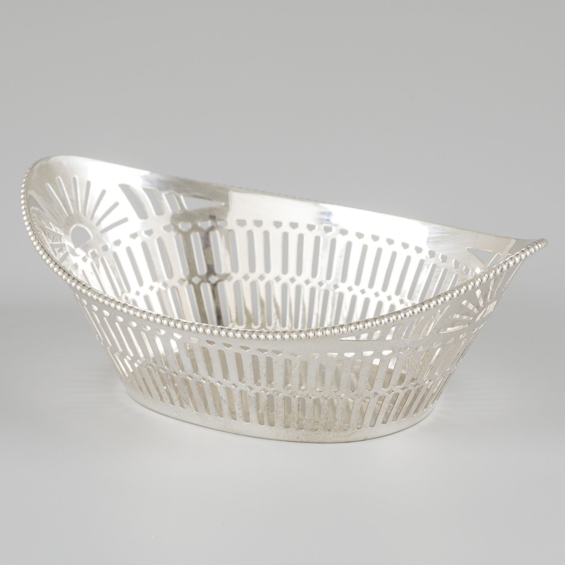 Silver bonbon / sweetmeat basket. 船形模型，有焊接的珍珠边缘和镂空的侧面。荷兰，哈勒姆，A. Presburg & Zoon，&hellip;