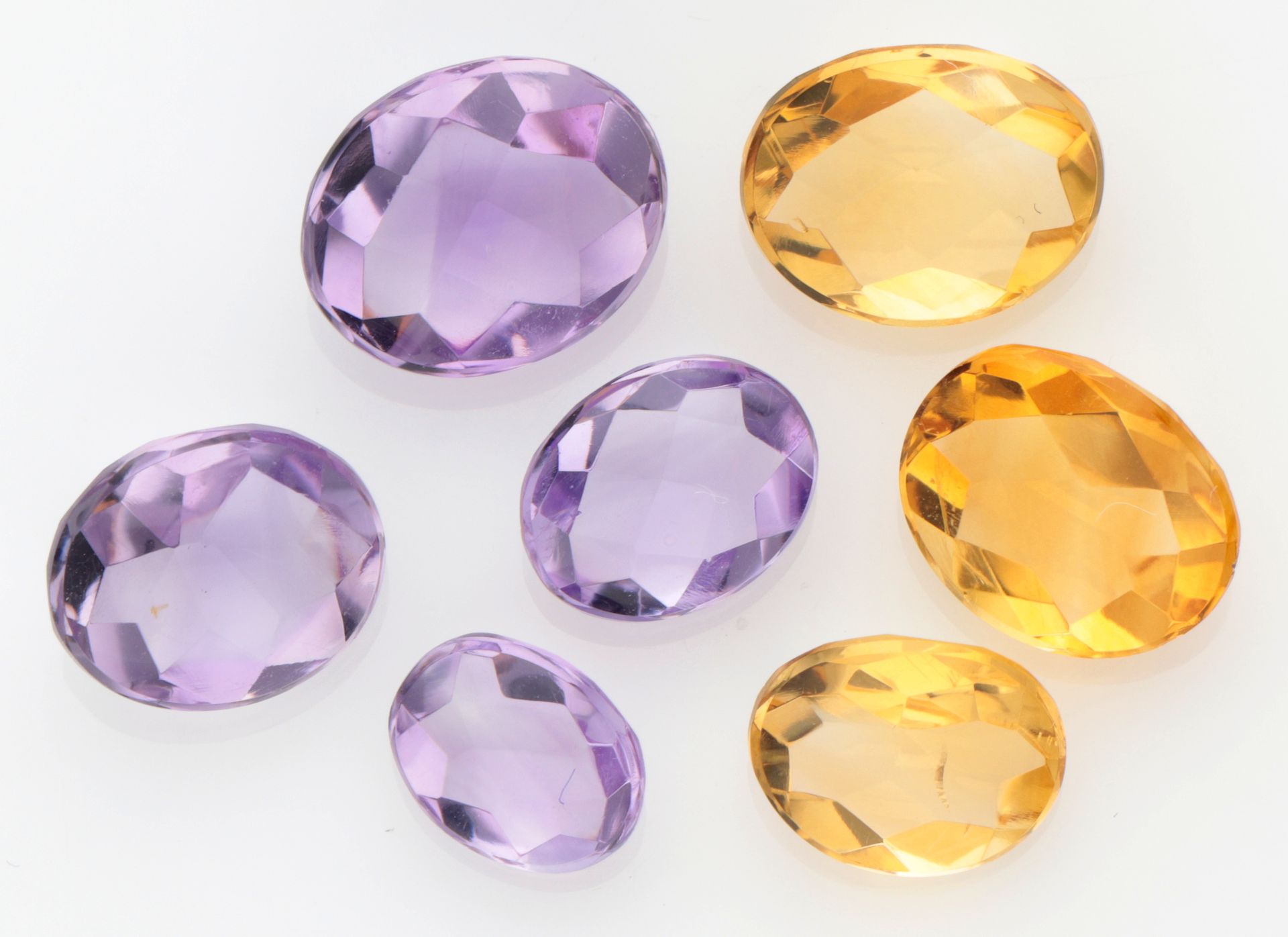 Lot of 7 mixed cut natural amethysts and citrines. Varias dimensiones.