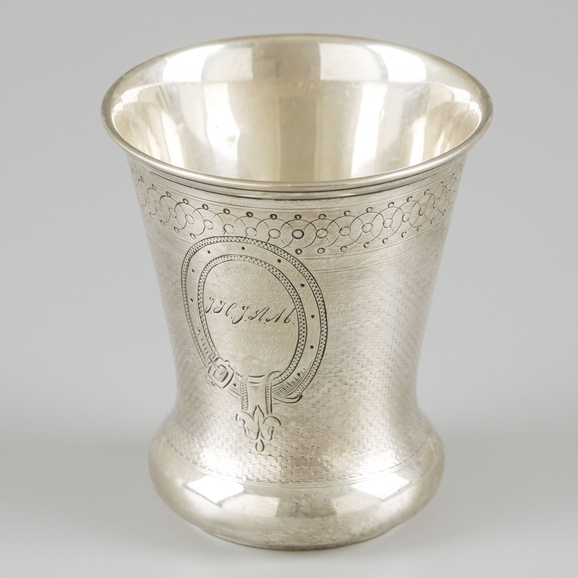 Drinking cup silver. 有雕刻的装饰和带有首字母的圆拱门。荷兰，Voorschoten，J.M. Van Kempen，1875年，印记：狮子&hellip;