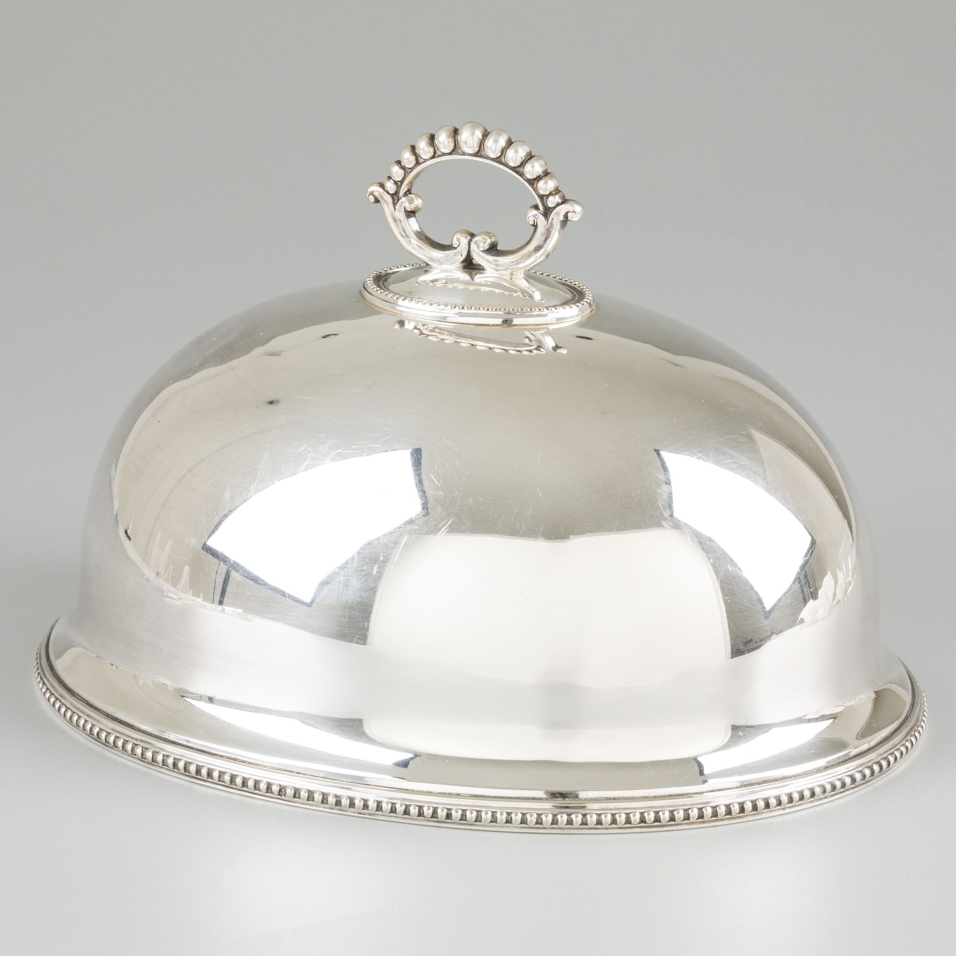 Cloche silver plated. Ovales Modell mit graviertem Arm mit Streitaxt und mit Per&hellip;