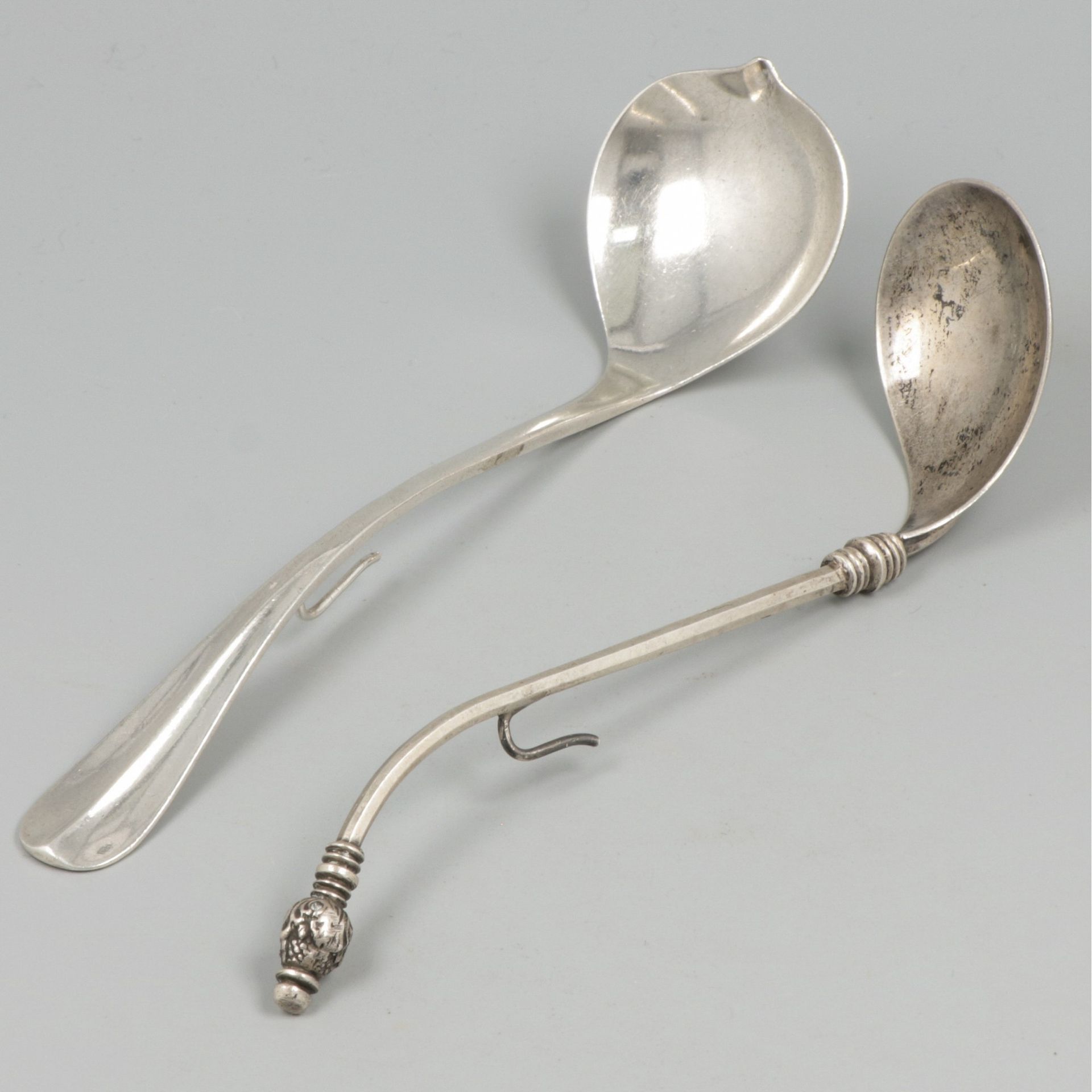 2-piece lot of silver jam spoons. Diverses versions, dont une couronnée d'un gla&hellip;