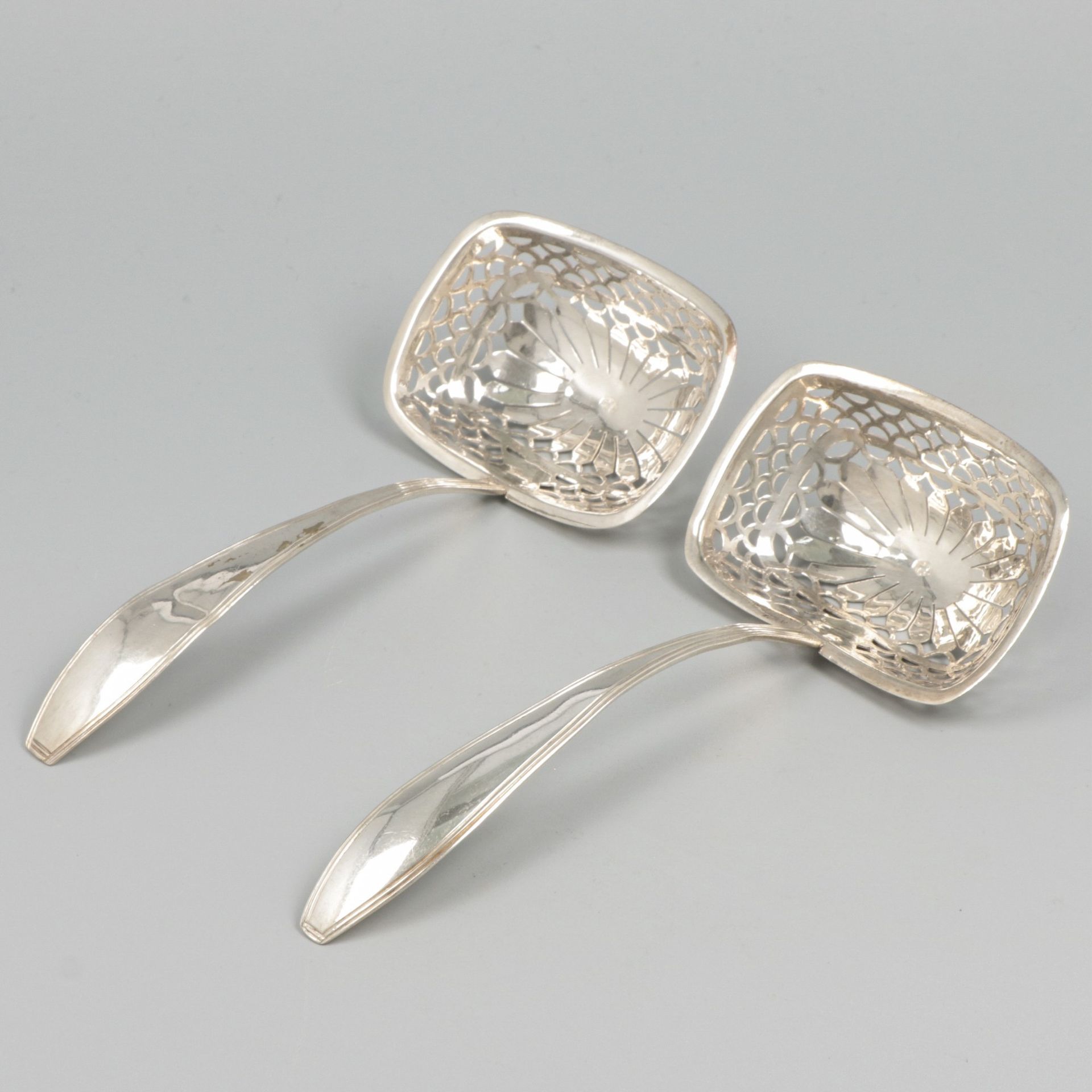 2-piece set of silver sifter spoons. Avec bordure et bols ajourés. Pays-Bas, 182&hellip;