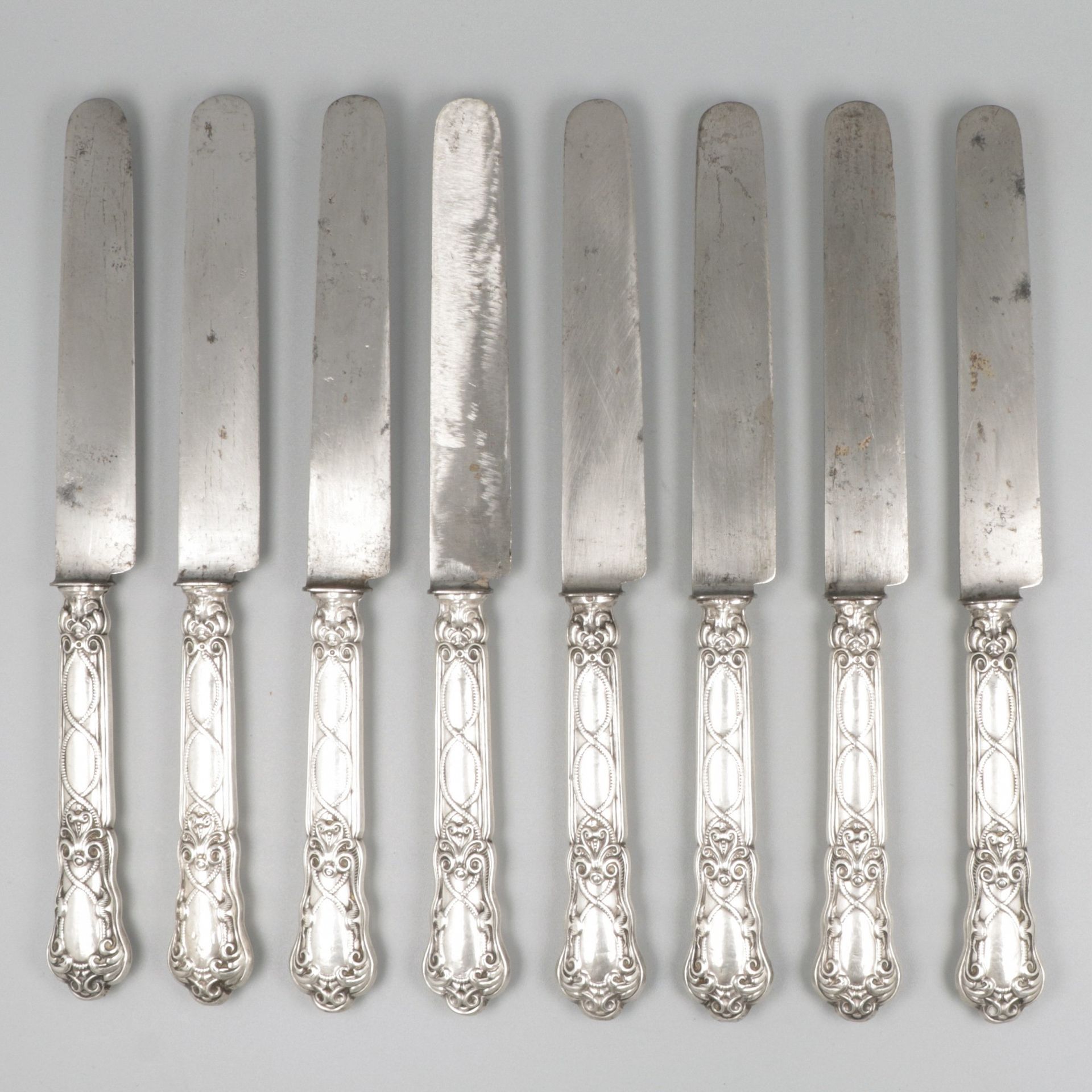 8-piece set dinner knives silver. 配有填充、装饰精美的手柄和钢制刀片。法国，巴黎，LG，19世纪，印记。Minerva 1，野&hellip;