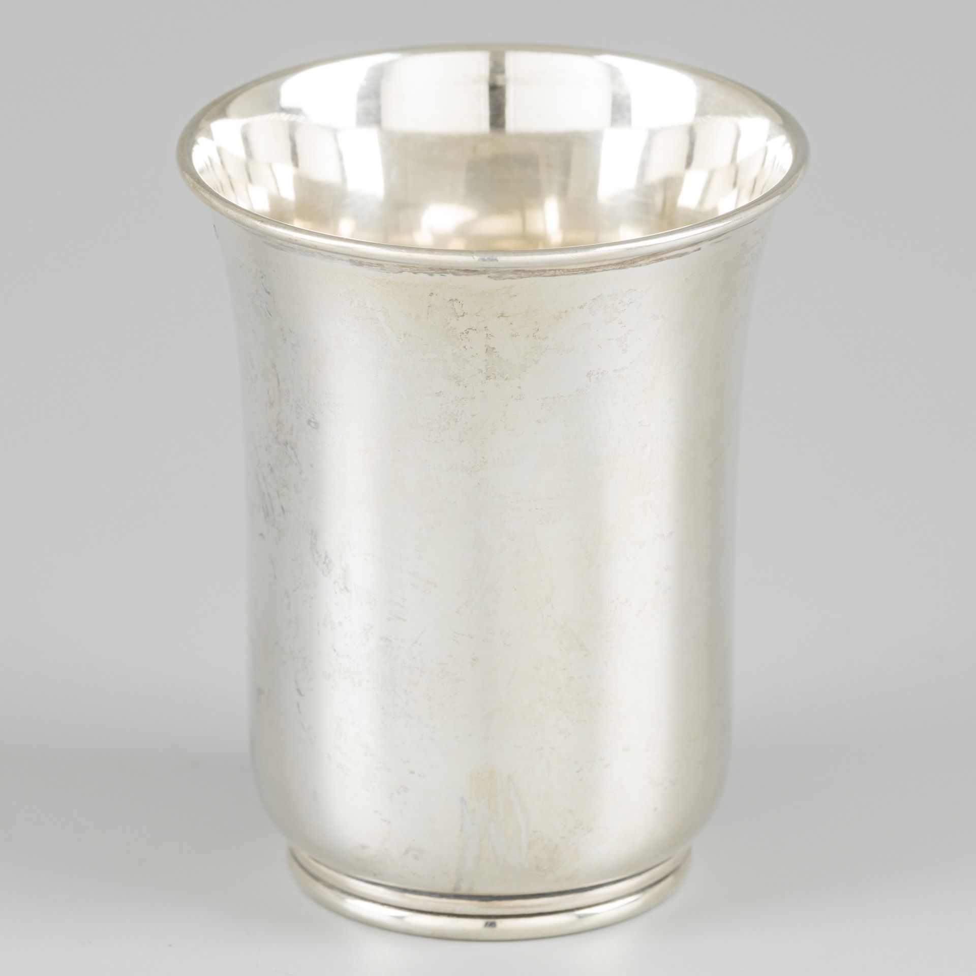 Spoon vase silver. 流线型设计，有加固的折唇。德国，普福尔茨海姆，Lutz & Weiss，20世纪上半叶，印记：月亮，皇冠，835，制造者标&hellip;