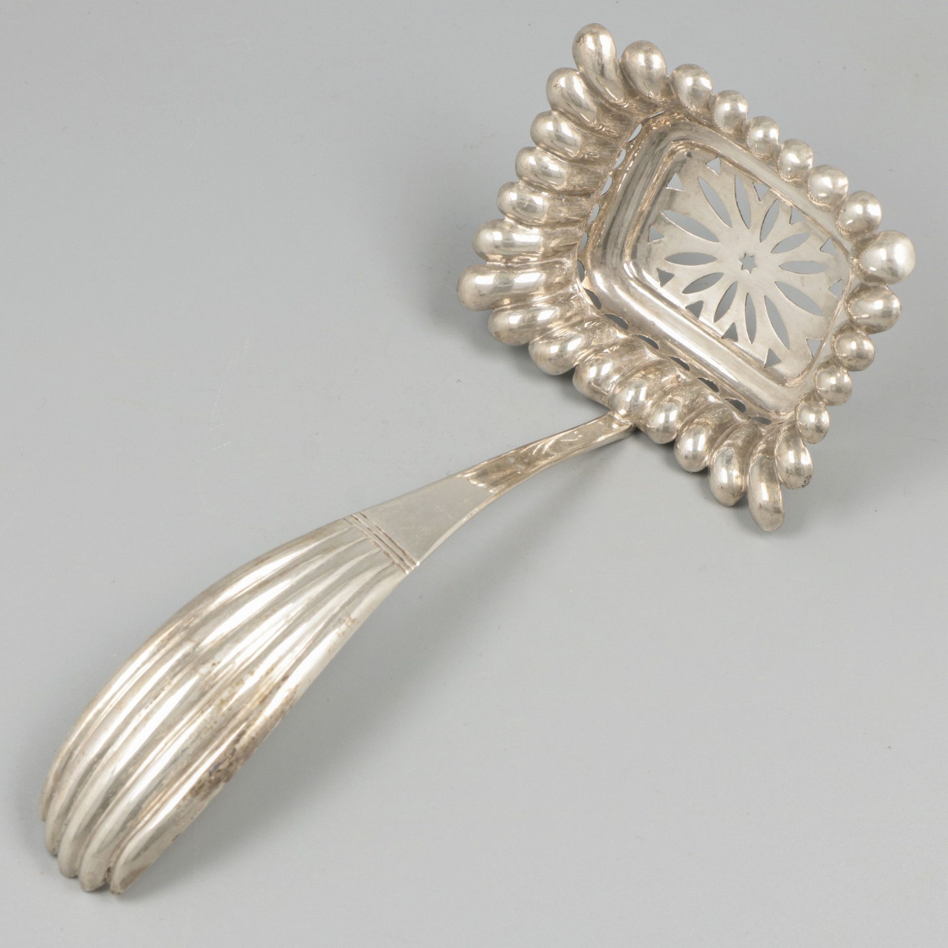 Silver sifter spoon. 有凸起的和浅裂的形状和镂空的碗。荷兰，1840年，标记：狮子，Minerva，不清楚的制造商标记，F - 使用的痕迹。&hellip;